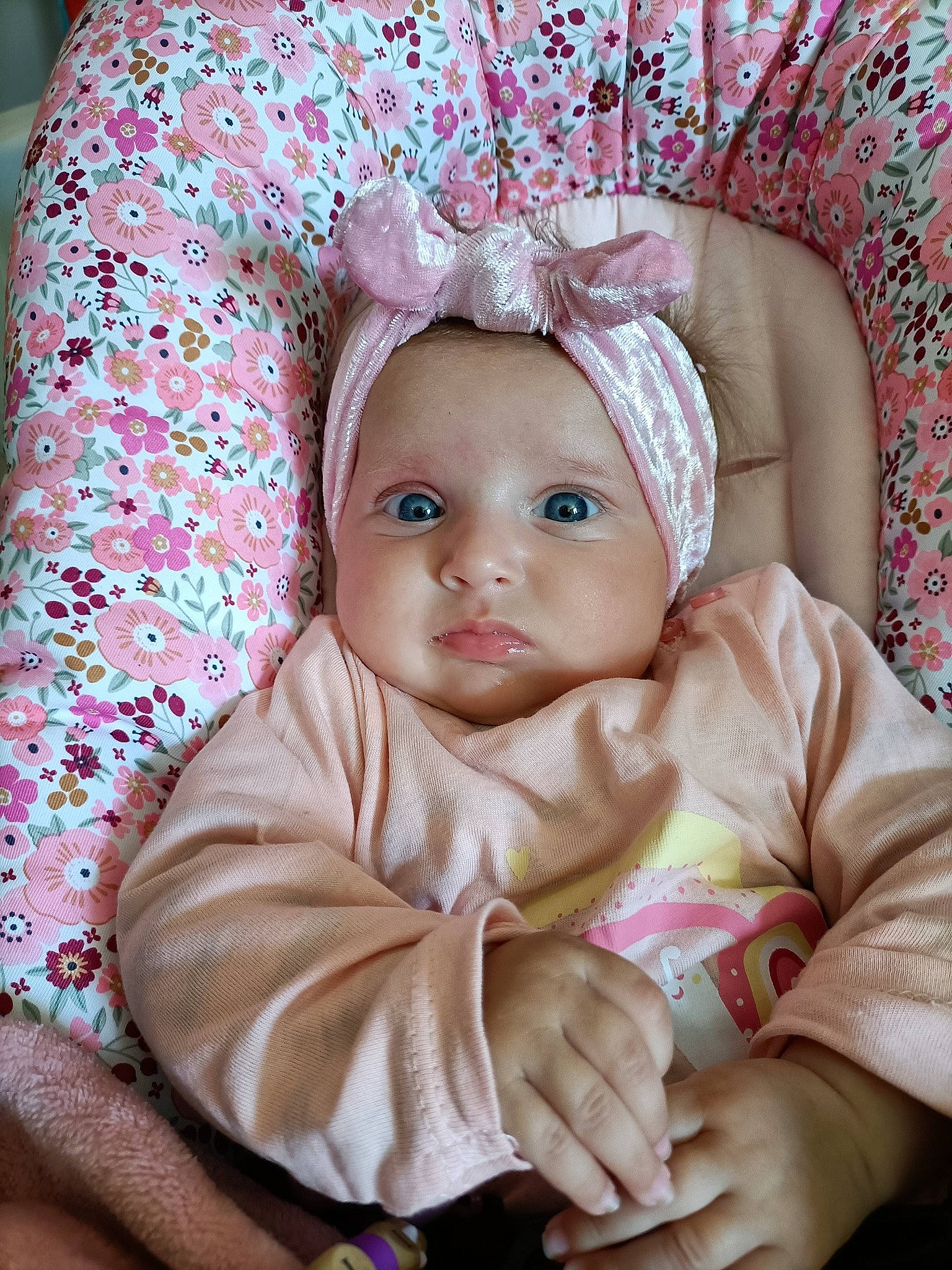 Alizée participe au concours pour gagner de l'argent avec cette photo : baby, baby_toddler_clothing, cap, cheek, chin, comfort, dress, eye, face, happy, head, headwear, human_body, iris, lip, magenta, person, pink, skin, sleeve