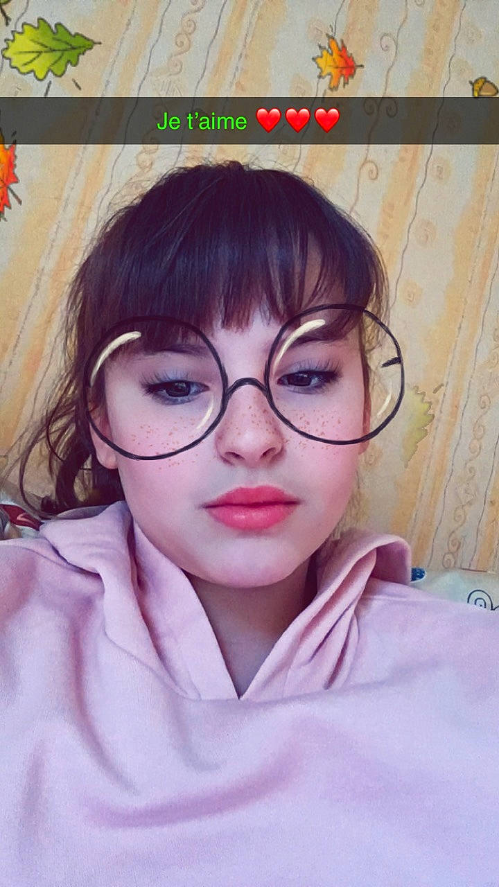 Ava Et Léa a rejoint le concours — aidez-le/la à gagner de superbes lots ! bangs, black_hair, brown_hair, cheek, chin, cool, eyebrow, eyewear, face, forehead, glasses, hair, hairstyle, head, lip, nose, person, photography, selfie, skin