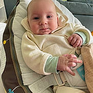 Arthur a rejoint le concours — aidez-le/la à gagner de superbes lots ! baby, infant, child, baby_seat, clothing, cream_color, indoor, cushion, face, hand, expression, person, greenery, window, soft_light, seat_belt, blanket, furniture, cozy, portrait