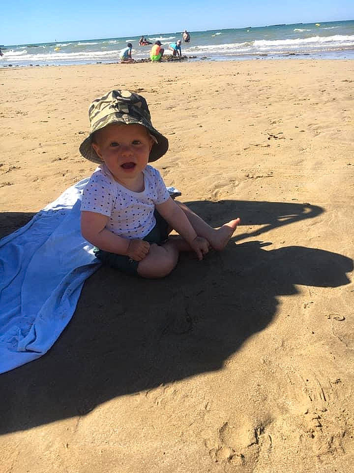 Dylan a rejoint le concours — aidez-le/la à gagner de superbes lots ! adaptation, beach, child, coast, fun, headwear, holiday, landscape, ocean, person, play, sand, sea, sitting, smile, soil, summer, tourism, vacation