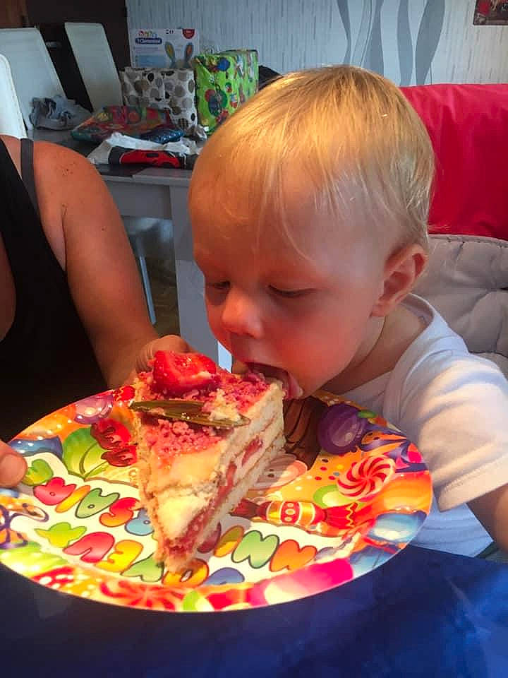 Dylan a rejoint le concours — aidez-le/la à gagner de superbes lots ! baby, birthday, child, cuisine, dish, eating, food, junk_food, party, person, play, toddler