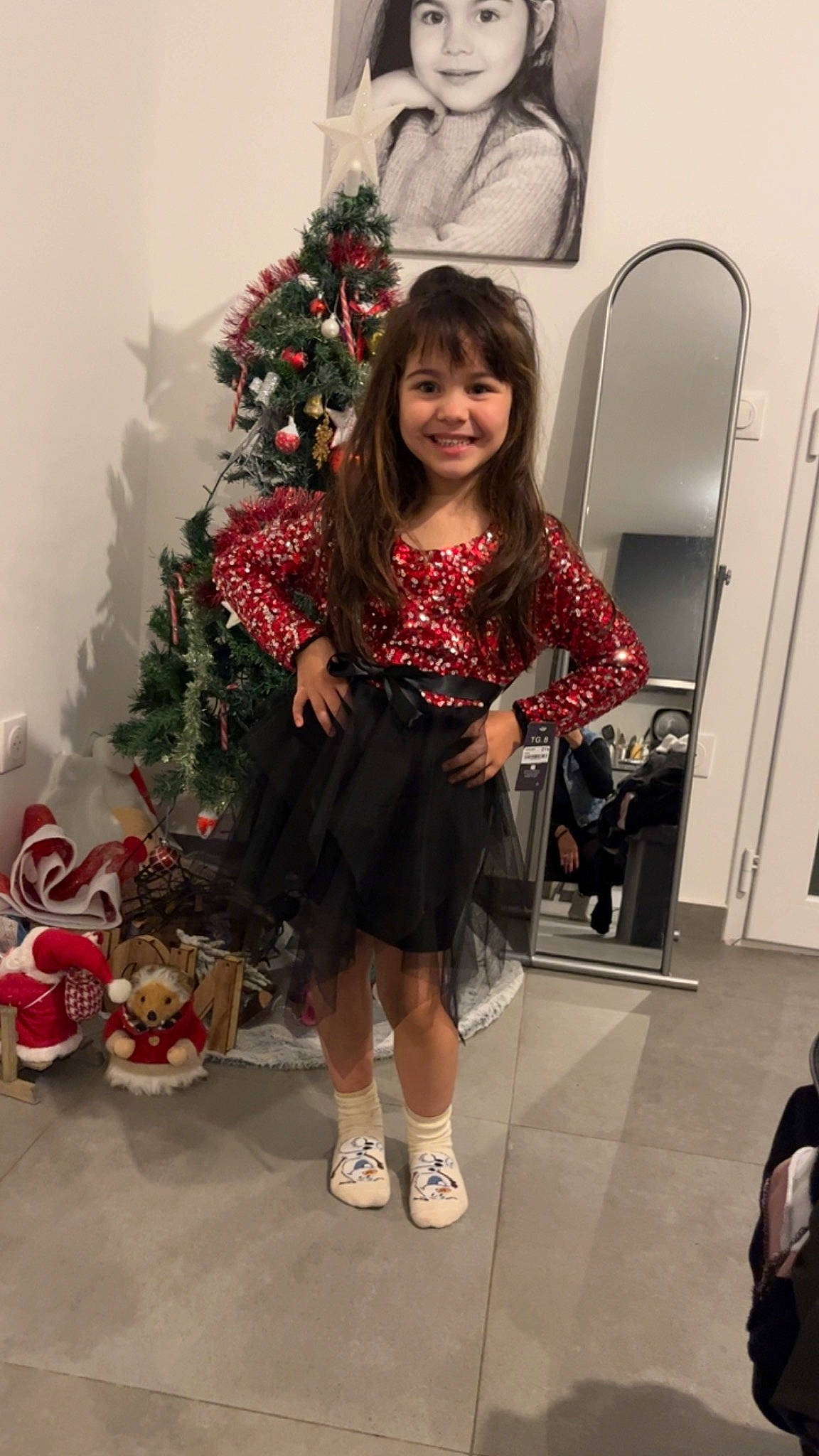 Victoria participe au concours pour gagner de l'argent avec cette photo : child, christmas, christmas_ornament, christmas_tree, event, evergreen, fun, happy, headwear, holiday, holiday_ornament, human_leg, joy, ornament, person, plant, sleeve, smile, standing, thigh