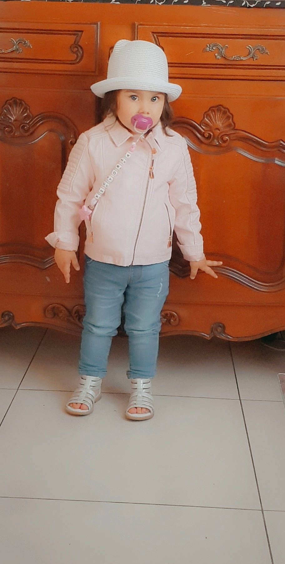 Victoria a rejoint le concours — aidez-le/la à gagner de superbes lots ! baby_toddler_clothing, blazer, collar, fashion_accessory, fashion_design, flooring, formal_wear, happy, hat, headwear, joint, knee, leg, person, shoe, sleeve, sneakers, standing, sun_hat, toddler