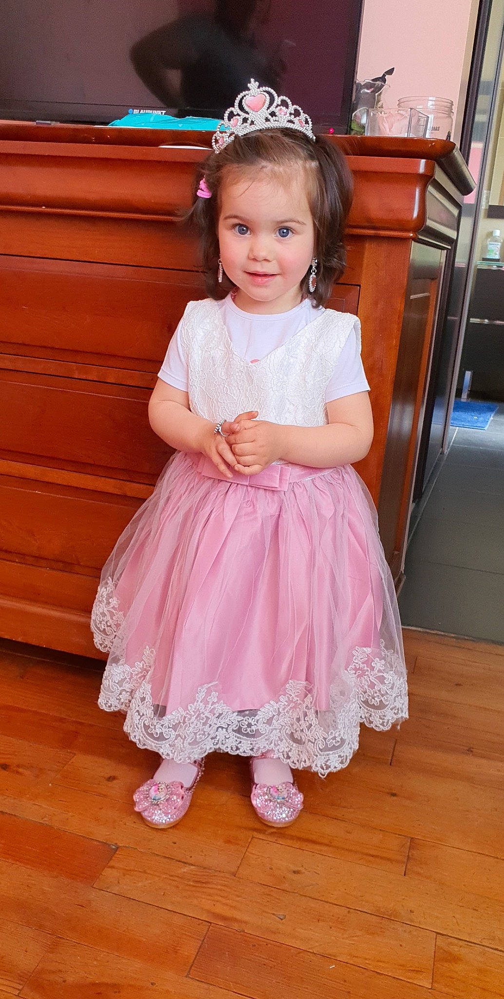 Victoria a rejoint le concours — aidez-le/la à gagner de superbes lots ! baby_toddler_clothing, child, day_dress, dress, embellishment, event, fashion_accessory, formal_wear, hair_accessory, happy, hardwood, joy, magenta, person, pink, purple, skin, sleeve, smile, standing