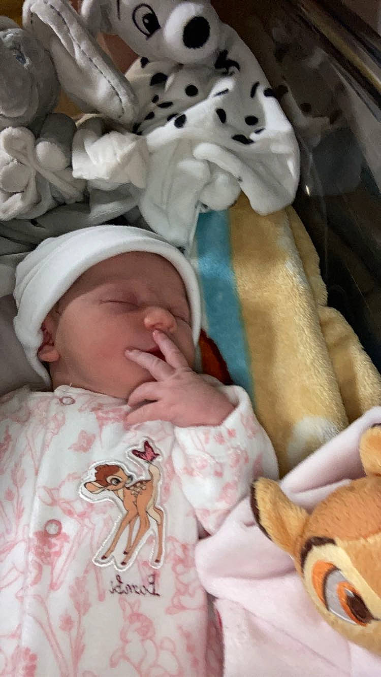 Angelina participe au concours pour gagner de l'argent avec cette photo : baby, baby_products, baby_safety, baby_sleeping, baby_toddler_clothing, beauty, bedding, cheek, child, comfort, face, head, linens, mouth, person, product, room, skin, textile, toddler