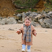 Luna a rejoint le concours — aidez-le/la à gagner de superbes lots ! bodypart, child, clothing, coat, face, female, finger, footwear, girl, hand, head, nature, outdoors, pants, person, photography, portrait, shoe, shorts, soil