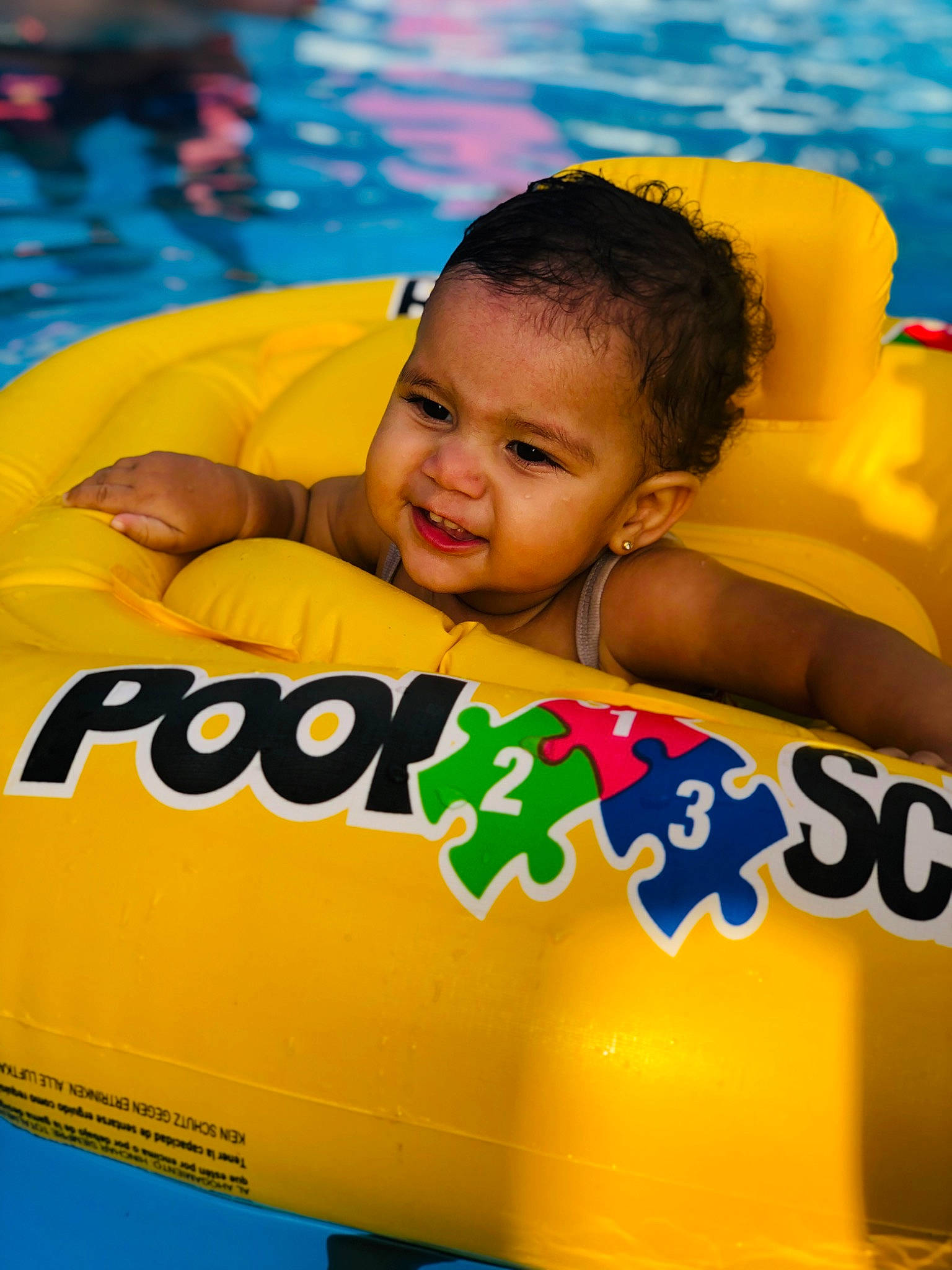 Keyssie a rejoint le concours — aidez-le/la à gagner de superbes lots ! baby, baby_float, baby_products, blue, child, eye, fun, games, hairstyle, happy, inflatable, leisure, person, personal_protective_equipment, product, recreation, smile, swimming_pool, toddler, water