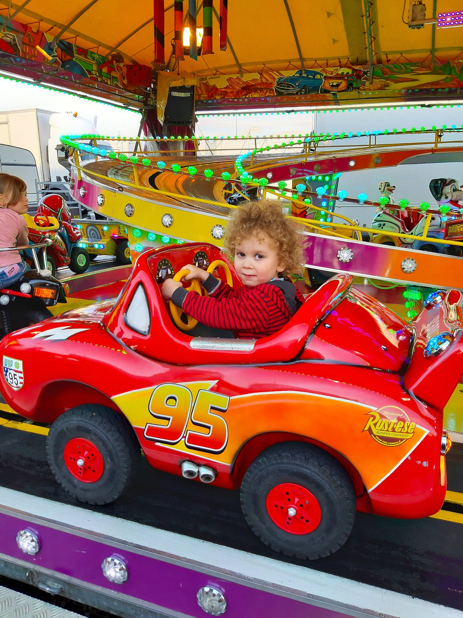 Loëvan a rejoint le concours — aidez-le/la à gagner de superbes lots ! amusement_park, amusement_ride, car, custom_car, fun, model_car, motor_vehicle, nonbuilding_structure, person, play, playset, recreation, toy, toy_vehicle, vehicle