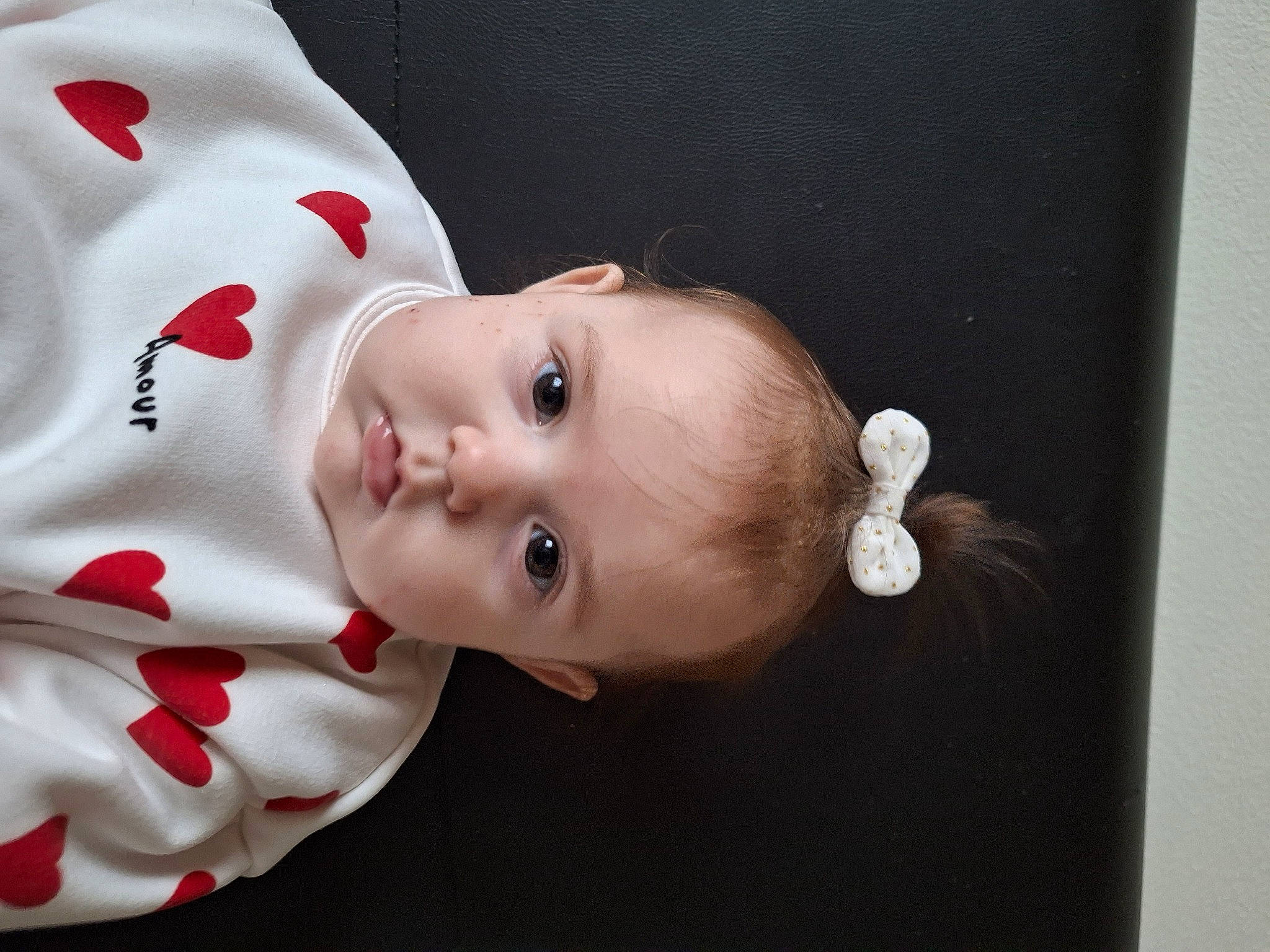 Azélya a rejoint le concours — aidez-le/la à gagner de superbes lots ! baby, baby_products, baby_toddler_clothing, carmine, cheek, child, chin, collar, comfort, ear, event, happy, head, lip, pattern, person, room, sleeve, toddler