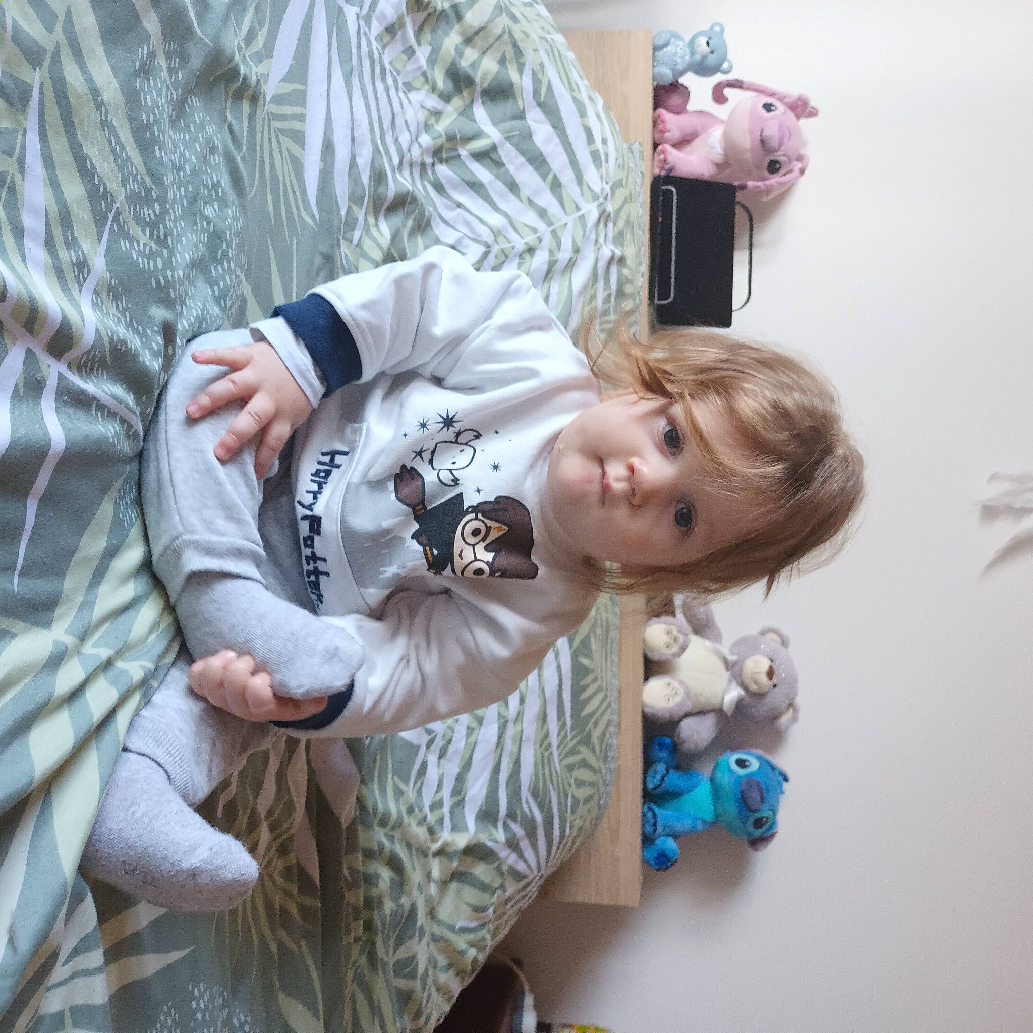 Kélyo participe au concours pour gagner de l'argent avec cette photo : baby, baby_products, baby_toddler_clothing, child, comfort, couch, fur, happy, linens, pattern, person, room, sitting, sleeve, stuffed_toy, toddler, toy