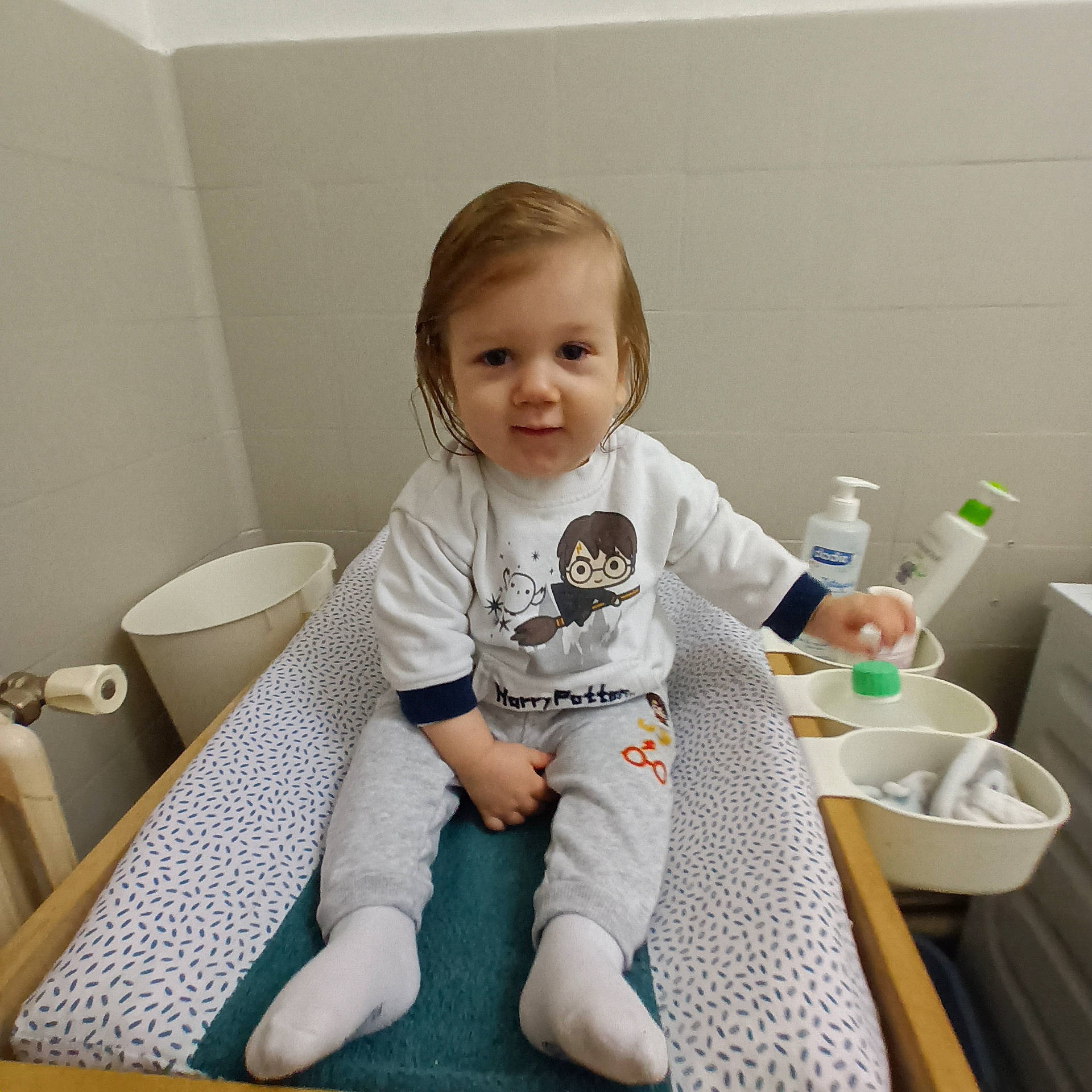 Kélyo participe au concours pour gagner de l'argent avec cette photo : baby, baby_toddler_clothing, bottle, child, comfort, flooring, happy, knee, pattern, person, plastic_bottle, room, sitting, sleeve, smile, sock, t_shirt, table, tableware, toddler