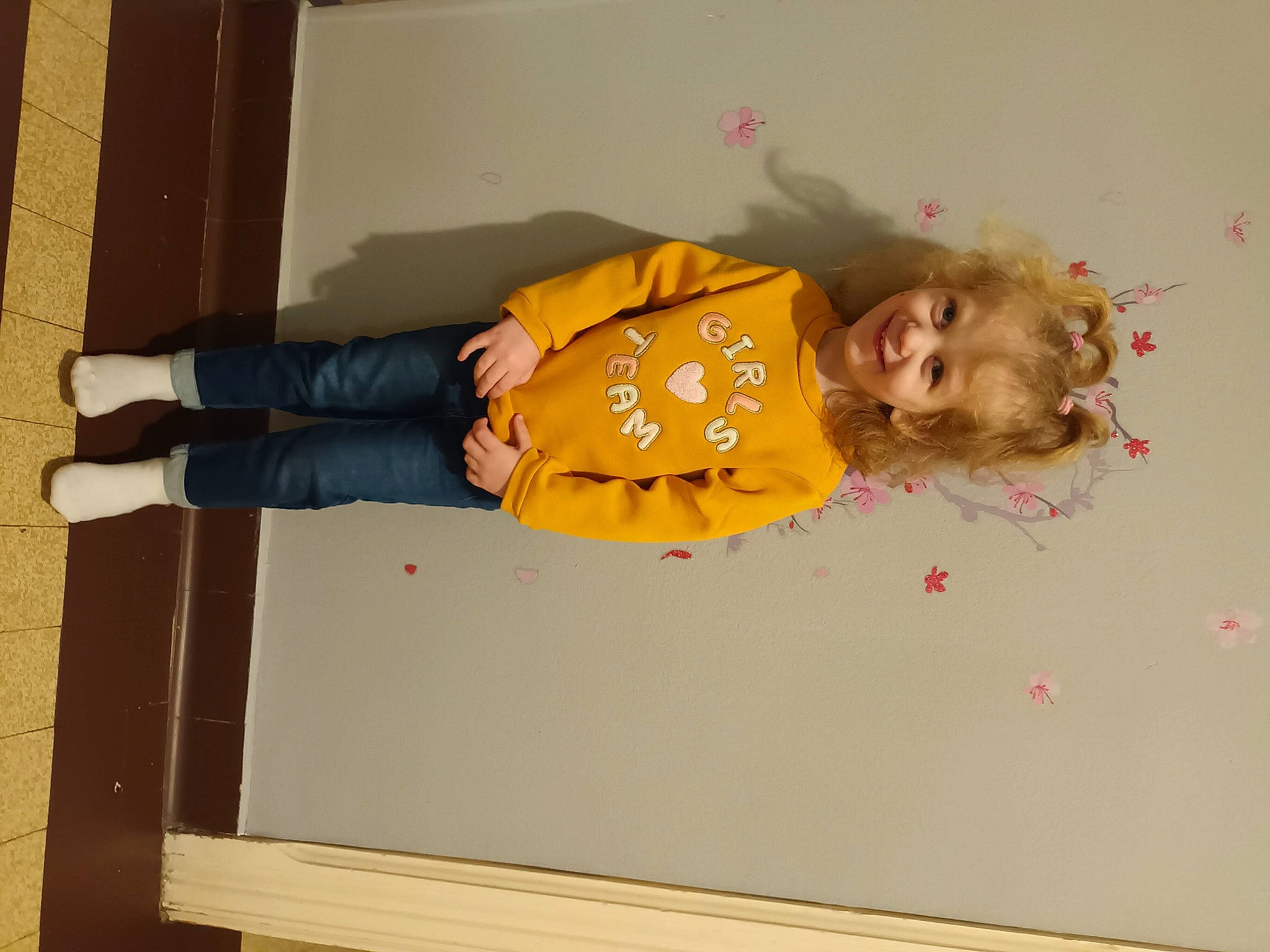 Noalyne a rejoint le concours — aidez-le/la à gagner de superbes lots ! baby_toddler_clothing, child, comfort, flooring, fun, hardwood, joy, person, room, sleeve, smile, toddler, walking_shoe, wood