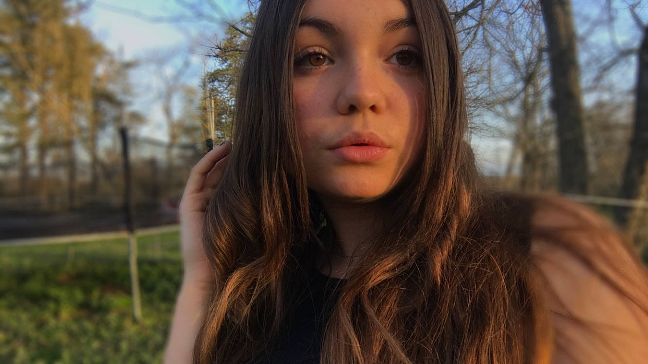 Milla participe au concours pour gagner de l'argent avec cette photo : black_hair, branch, chin, eye, eyebrow, eyelash, fawn, flash_photography, grass, happy, head, lip, people_in_nature, person, plant, skin, sky, street_fashion, sunlight, tree