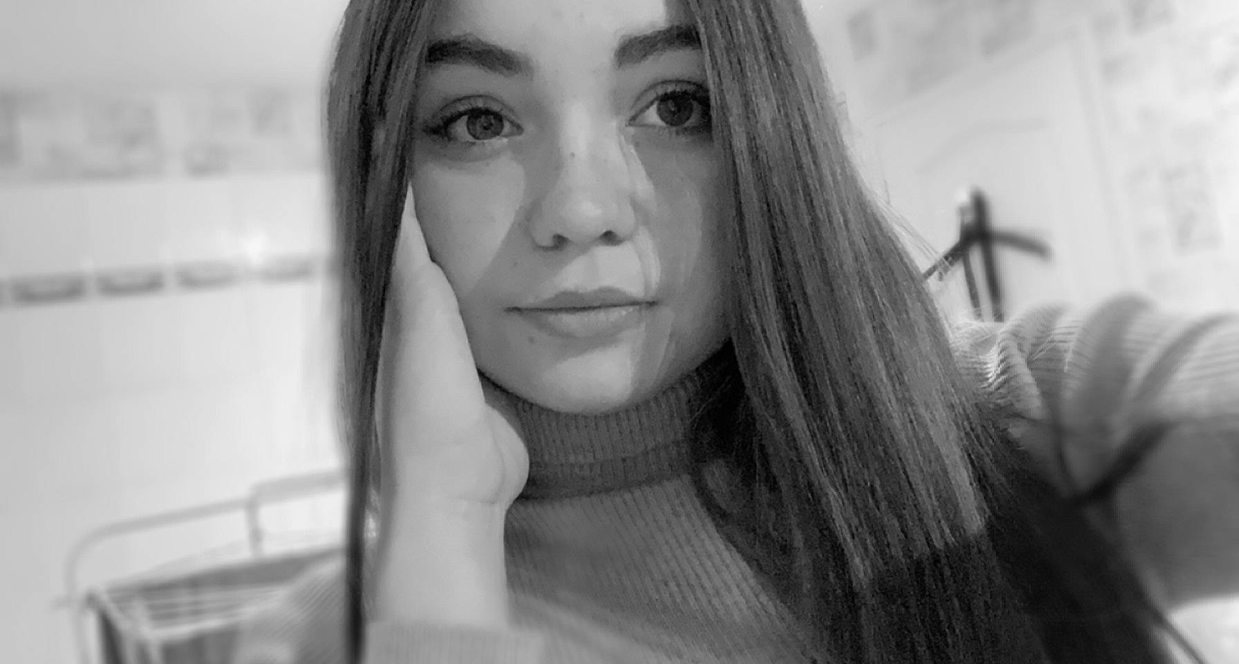 Milla participe au concours pour gagner de l'argent avec cette photo : black_and_white, cross, eye, eyebrow, eyelash, flash_photography, gesture, happy, iris, jaw, layered_hair, lip, long_hair, monochrome, monochrome_photography, mouth, nose, person, selfie, step_cutting