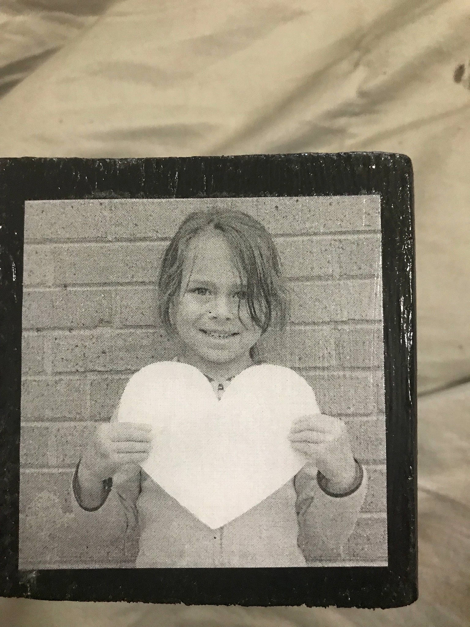 Melodi is registered to the contest to win money with this photo: black_and_white, child, joy, person, photograph, photography, picture_frame, portrait, smile, snapshot, stock_photography