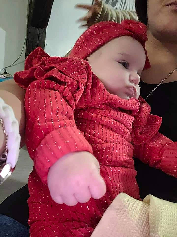 Mya participe au concours pour gagner de l'argent avec cette photo : baby, baby_products, baby_toddler_clothing, body_jewelry, cheek, child, costume_accessory, hair_accessory, headband, headpiece, jewellery, love, necklace, person, pink, skin, toddler, tongue, wool, woolen