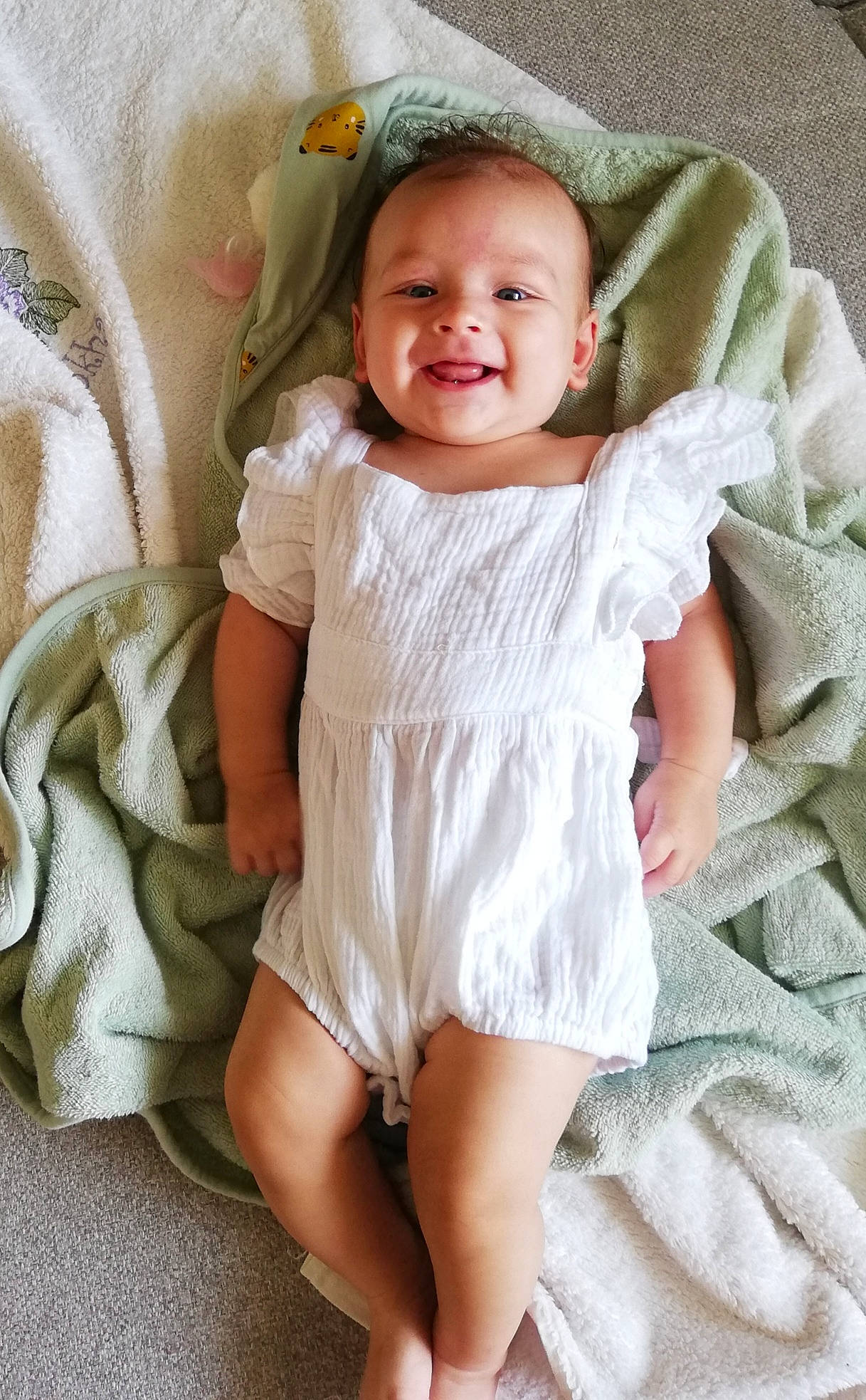 Gabrielle participe au concours pour gagner de l'argent avec cette photo : arm, baby, baby_toddler_clothing, comfort, eye, face, finger, headgear, iris, lip, mouth, person, pink, shorts, skin, sleeve, smile, textile, thigh, toddler