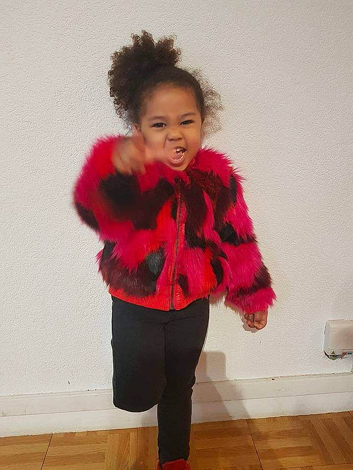 Kiara participe au concours pour gagner de l'argent avec cette photo : child, clothing, coat, costume, feather_boa, fur, fur_clothing, jacket, magenta, outerwear, person, pink, sleeve, textile, toddler, top