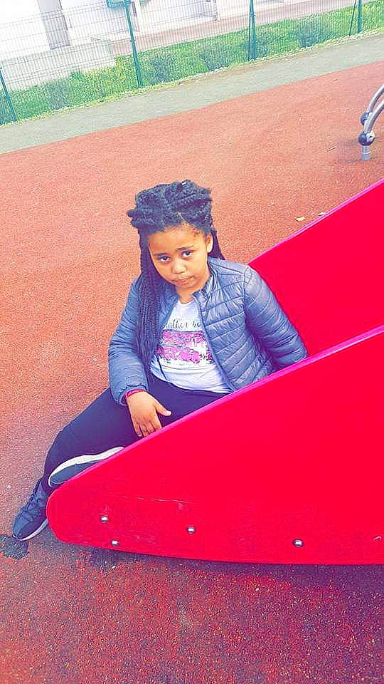 Lyna participe au concours pour gagner de l'argent avec cette photo : child, leisure, person, play, red, sitting, smile