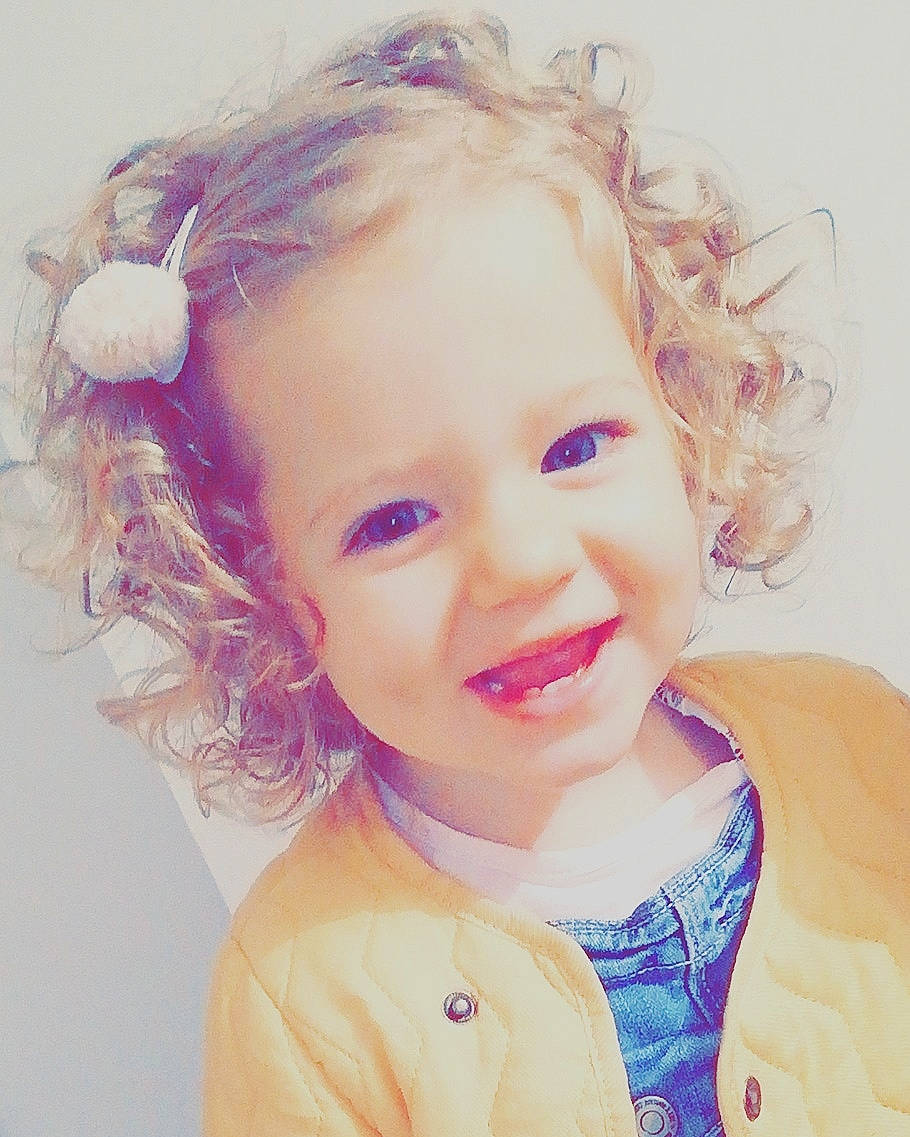 Lilie participe au concours pour gagner de l'argent avec cette photo : beauty, blond, cheek, child, chin, ear, eye, eyebrow, face, facial_expression, forehead, hair, hairstyle, head, joy, lip, nose, person, pink, skin