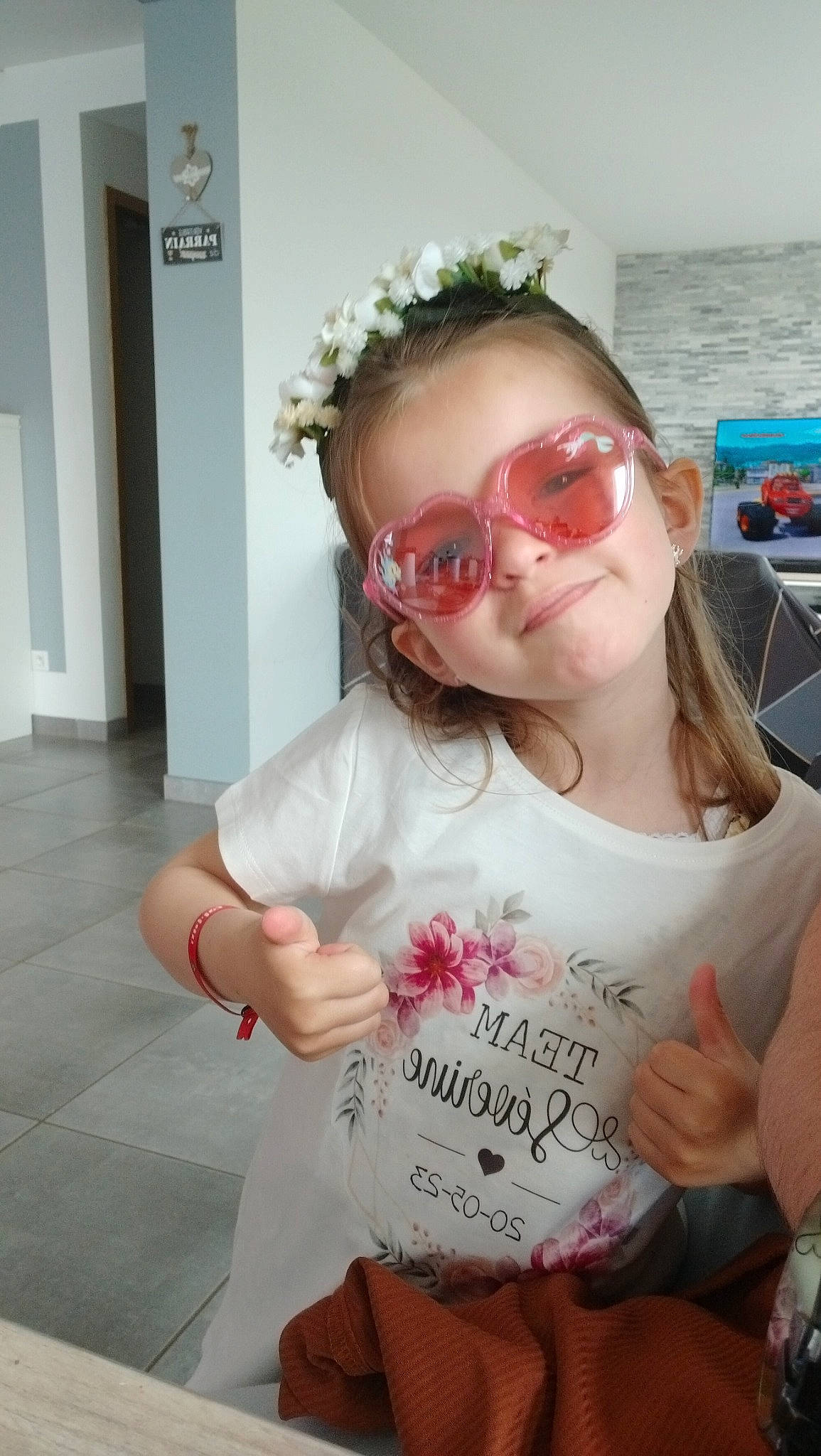 Olyanna a rejoint le concours — aidez-le/la à gagner de superbes lots ! child, cool, door, event, eyewear, facial_expression, fashion_accessory, fun, glasses, goggles, hand, happy, lei, lip, person, personal_protective_equipment, pink, sleeve, sunglasses, vision_care