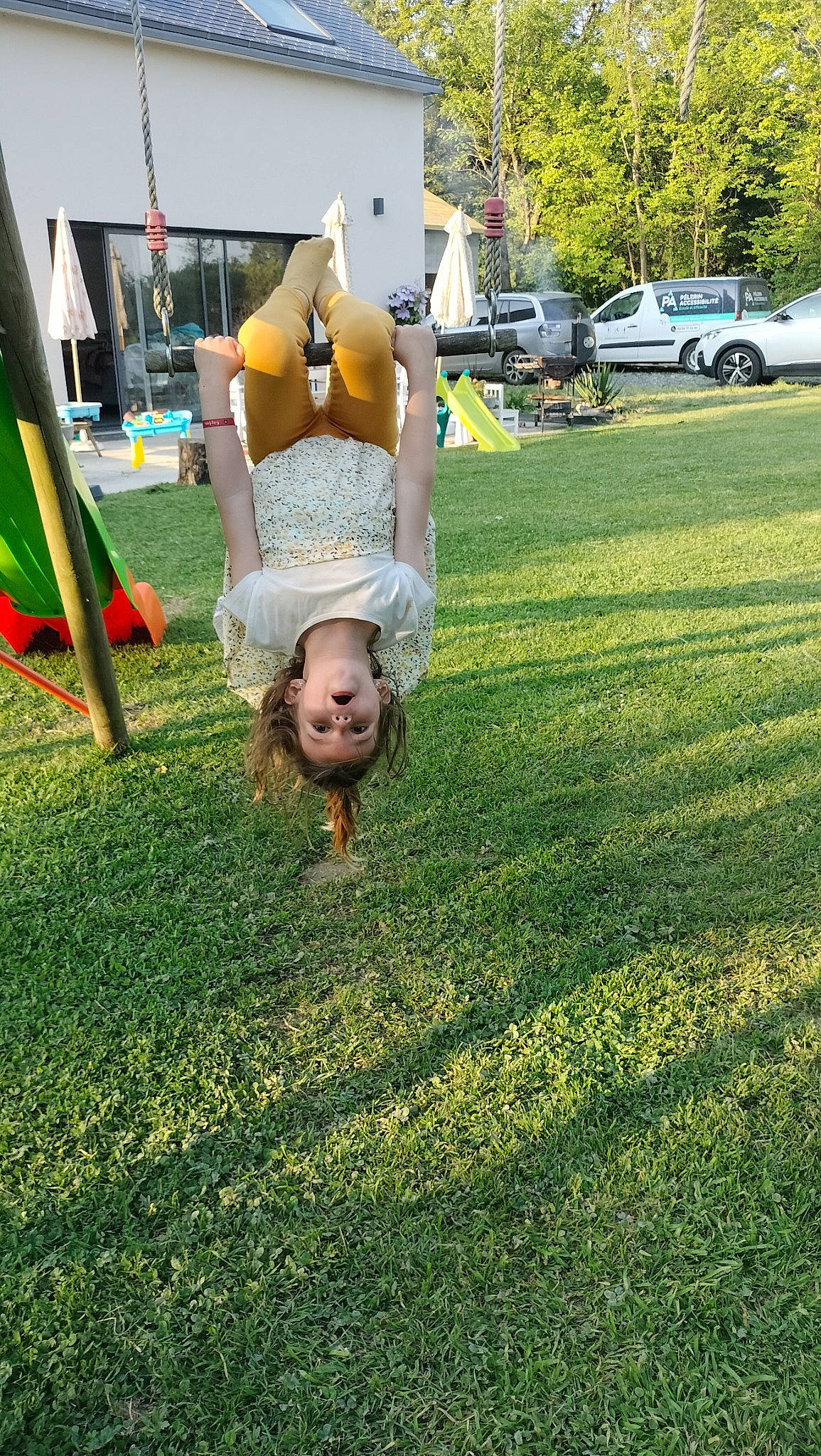 Olyanna a rejoint le concours — aidez-le/la à gagner de superbes lots ! car, chair, event, flooring, garden, grass, grassland, groundcover, happy, landscape, lawn, lawn_ornament, leisure, people_in_nature, person, plant, recreation, tire, toddler, tree