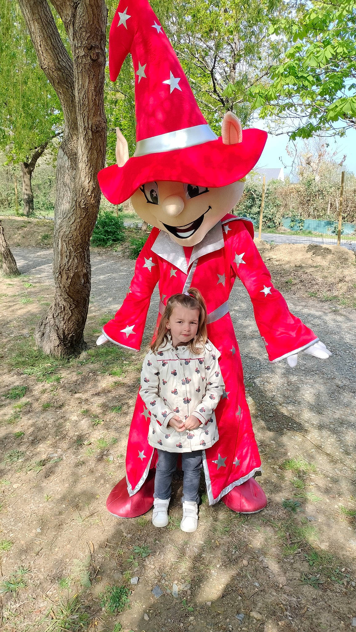 Olyanna participe au concours pour gagner de l'argent avec cette photo : art, botany, carmine, child, costume, costume_hat, fashion_accessory, fictional_character, grass, hat, head, headgear, lawn_ornament, leaf, person, plant, red, sun_hat, toddler, tree
