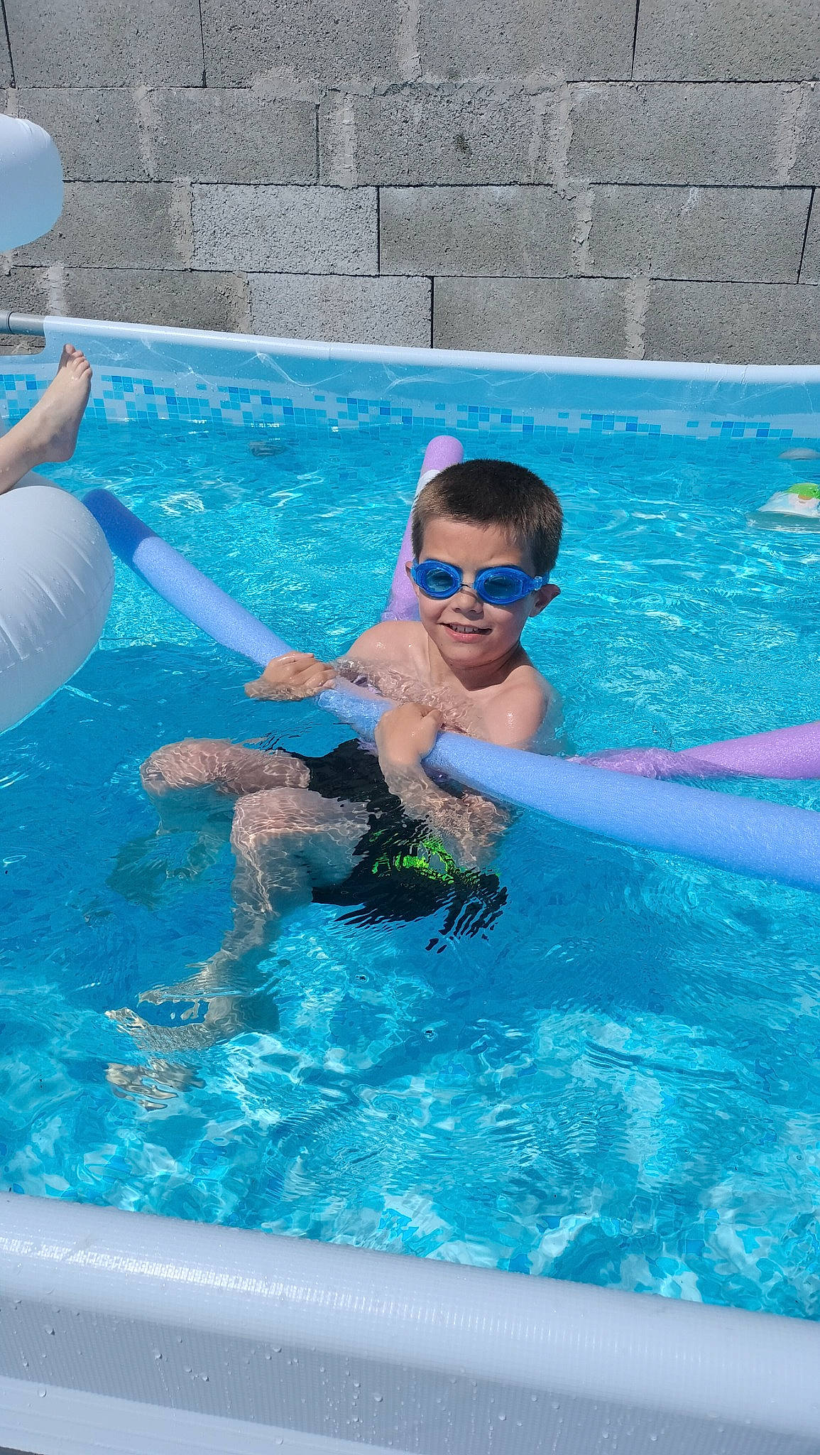 Louméo participe au concours pour gagner de l'argent avec cette photo : aqua, azure, blue, child, fun, games, goggles, happy, joy, leisure, leisure_centre, muscle, person, personal_protective_equipment, recreation, shorts, smile, summer, swimming_pool, swimwear