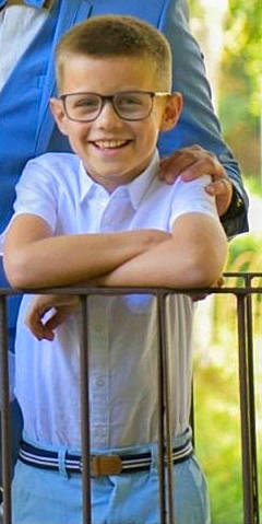 Louméo participe au concours pour gagner de l'argent avec cette photo : cap, child, eyewear, fence, fun, gesture, glasses, grass, happy, hat, joy, laugh, leisure, person, play, recreation, shorts, sitting, sleeve, smile