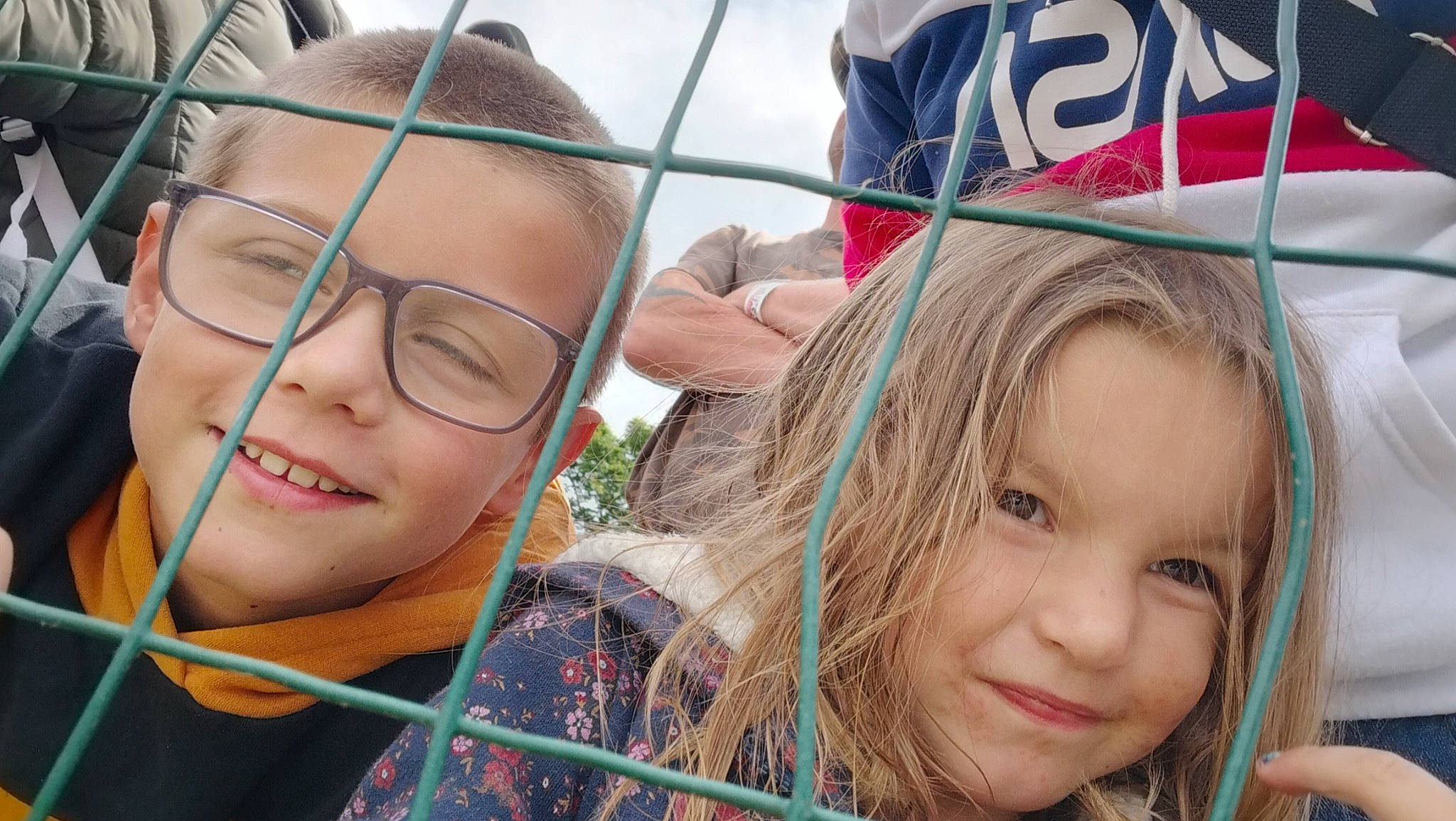 Louméo participe au concours pour gagner de l'argent avec cette photo : child, event, eye, eyelash, facial_expression, fun, grass, happy, head, headgear, human, joy, leisure, lip, organ, person, plant, recreation, skin, smile