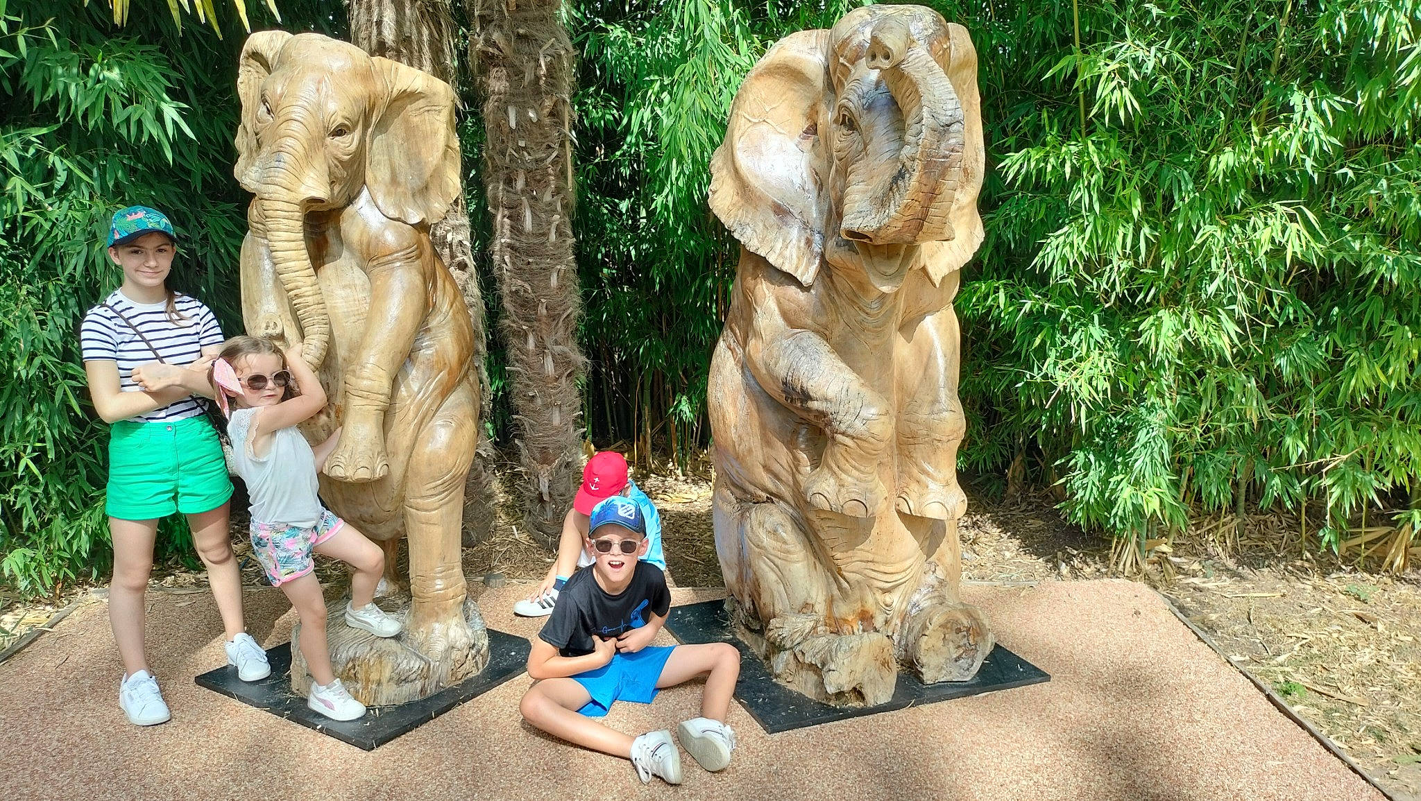 Louméo a rejoint le concours — aidez-le/la à gagner de superbes lots ! art, artifact, fawn, fun, grass, green, headwear, joy, landmark, lawn_ornament, leisure, monument, person, plant, public_space, recreation, sculpture, shorts, statue, temple