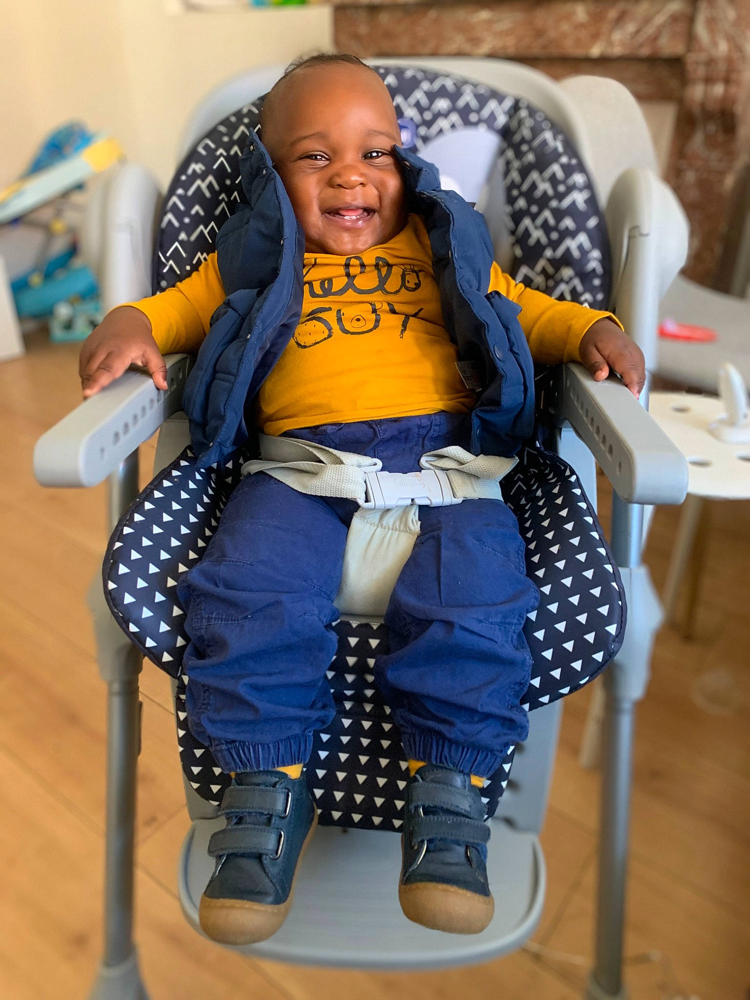 Kyron a rejoint le concours — aidez-le/la à gagner de superbes lots ! bag, chair, child, comfort, electric_blue, fashion_design, fun, glove, human_leg, knee, lap, pattern, person, personal_protective_equipment, room, sitting, smile, textile, thigh
