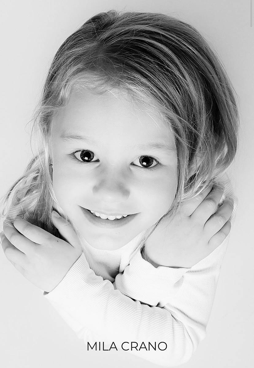 Mila participe au concours pour gagner de l'argent avec cette photo : blond, cheek, drawing, eye, eyebrow, eyelash, facial_expression, flash_photography, gesture, hair, happy, iris, jaw, joy, lip, monochrome, monochrome_photography, nose, person, smile