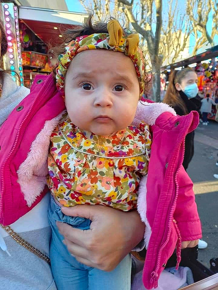 Aylin participe au concours pour gagner de l'argent avec cette photo : baby, child, chin, event, eye, facial_expression, fun, happy, headwear, human, iris, leisure, magenta, person, pink, skin, street, temple, toddler, tradition