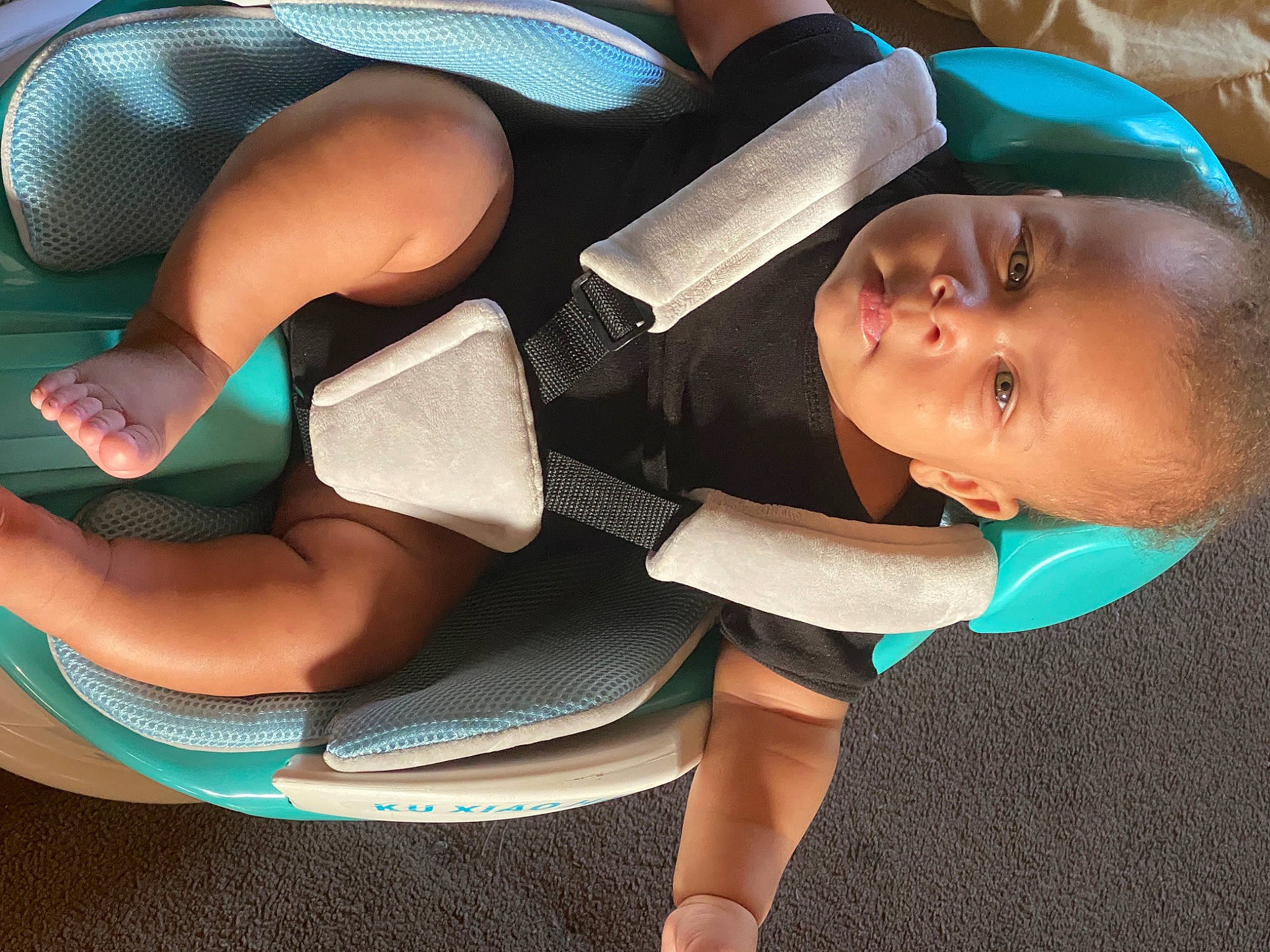 Dakarai is registered to the contest to win money with this photo: car_seat, comfort, cool, elbow, eyewear, finger, fun, happy, hat, human_leg, joint, knee, lap, leg, leisure, nail, person, shorts, sunglasses, thigh