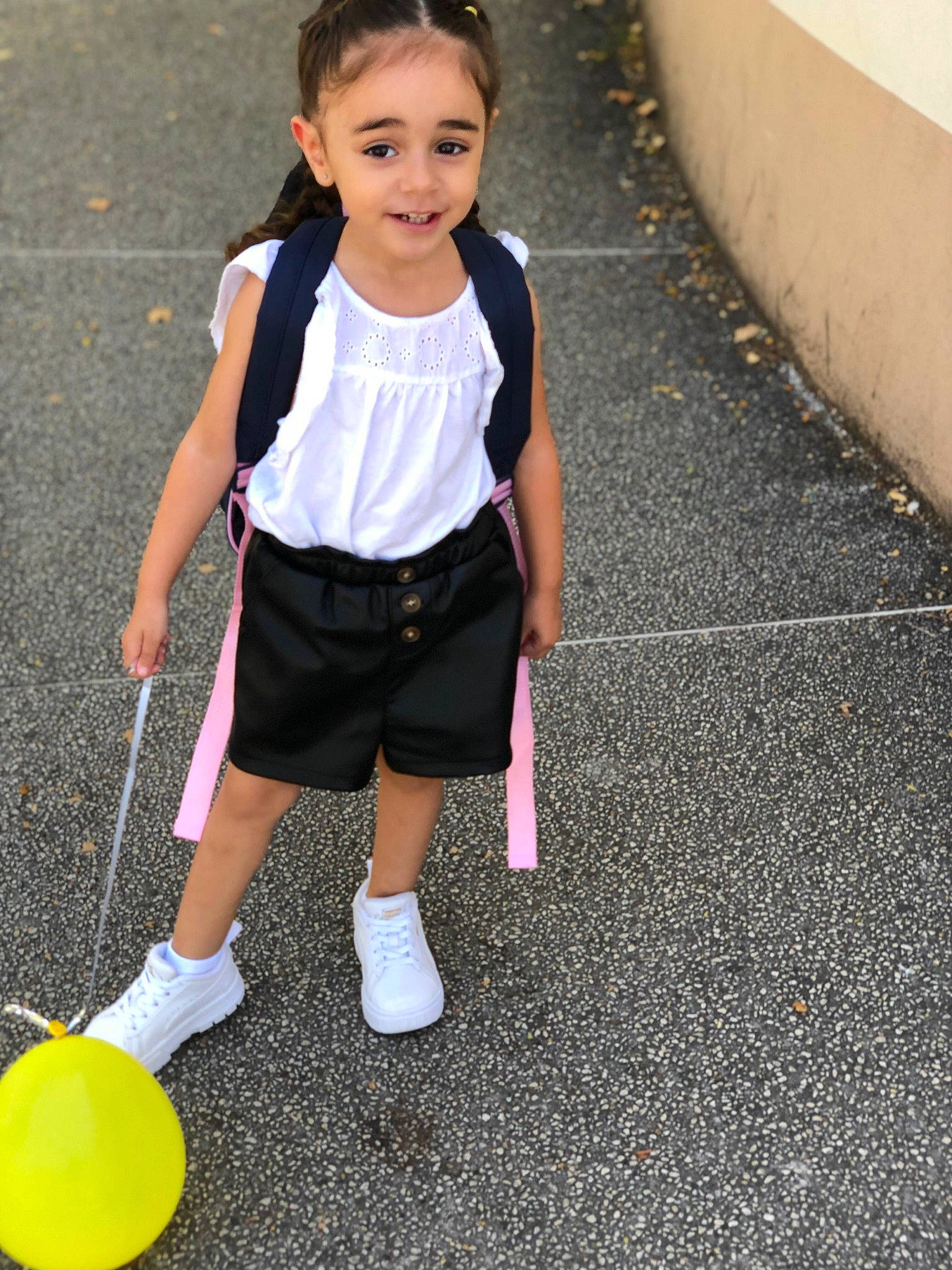 Layna participe au concours pour gagner de l'argent avec cette photo : asphalt, baby_toddler_clothing, child, electric_blue, eye, fun, human_body, human_leg, joy, leg, person, plant, road_surface, shorts, sidewalk, smile, sports_equipment, sports_toy, t_shirt, tennis_ball