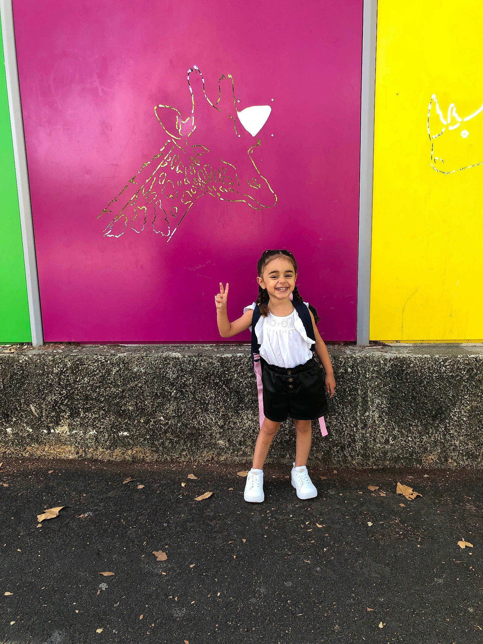 Layna a rejoint le concours — aidez-le/la à gagner de superbes lots ! art, asphalt, fun, graphic_design, graphics, grass, happy, human_leg, joy, leisure, light_fixture, magenta, pattern, person, pink, road_surface, room, shadow, shorts, tints_and_shades