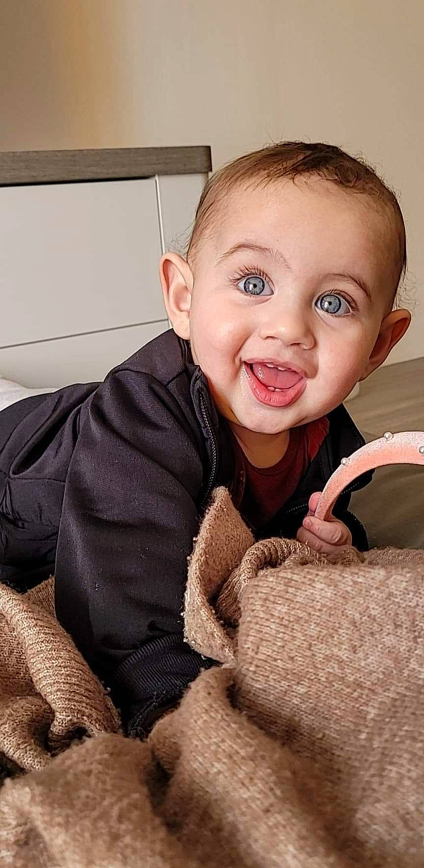 Emire participe au concours pour gagner de l'argent avec cette photo : arm, baby, baby_toddler_clothing, beauty, cheek, child, comfort, eye, finger, flooring, hand, happy, iris, lip, nose, outerwear, person, skin, sleeve, smile