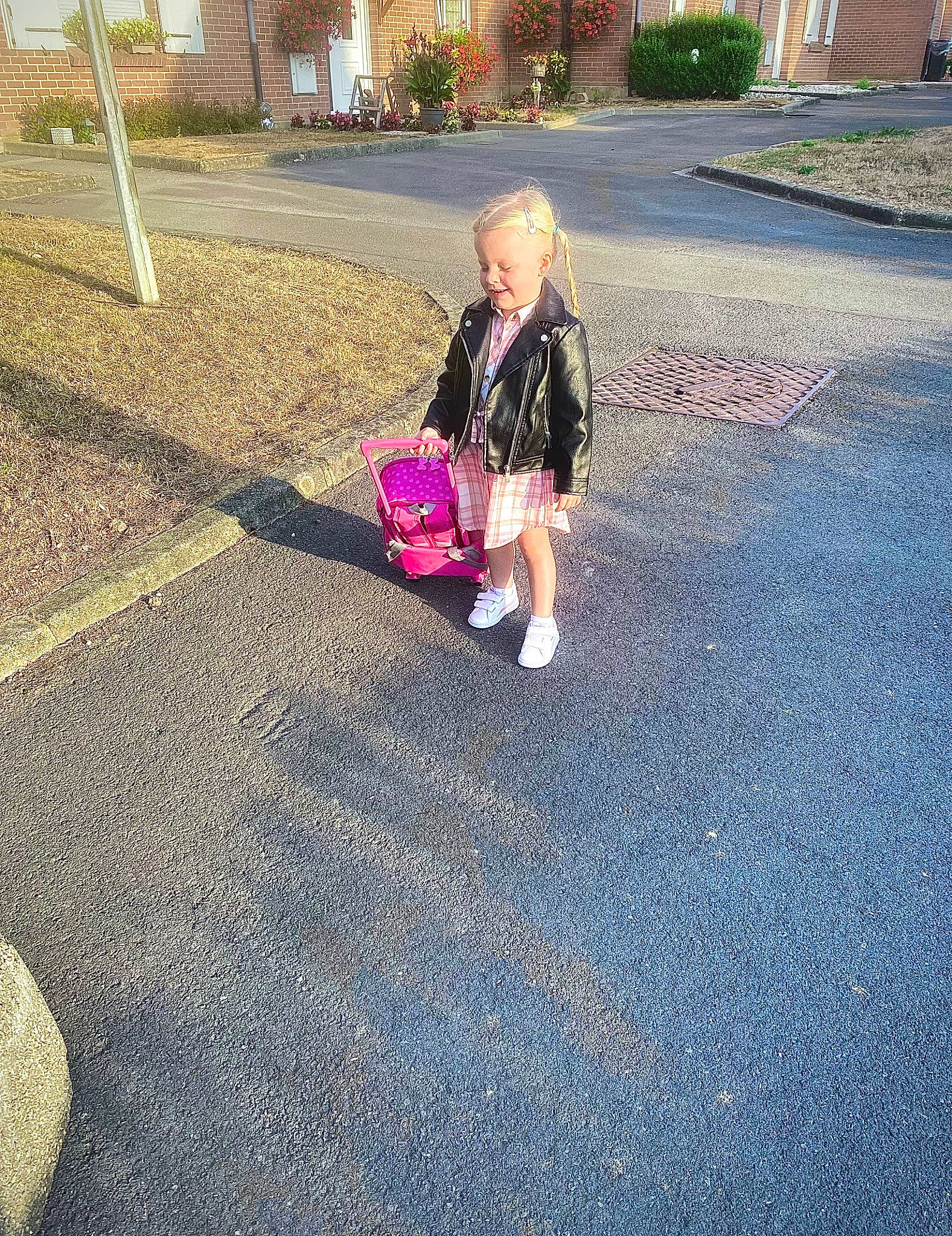 Noëlye a rejoint le concours — aidez-le/la à gagner de superbes lots ! asphalt, child, city, driveway, flooring, fun, grass, landscape, lawn, leisure, people_in_nature, person, recreation, road, road_surface, shadow, sidewalk, soil, sunlight, tints_and_shades