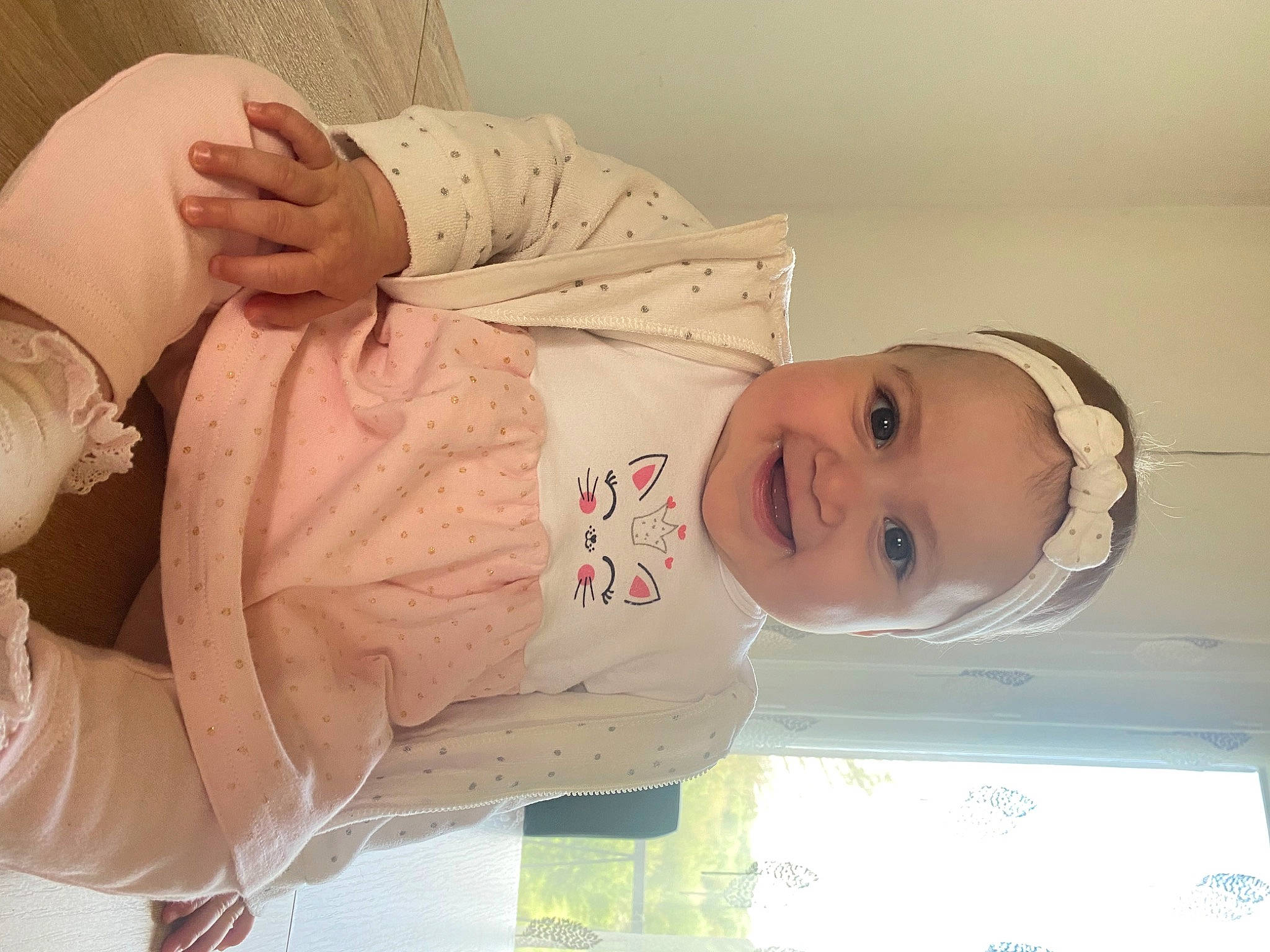 Aria a rejoint le concours — aidez-le/la à gagner de superbes lots ! baby, baby_products, baby_toddler_clothing, cheek, child, comfort, facial_expression, gesture, hand, happy, hat, headgear, joy, mouth, nose, peach, person, room, skin, sleeve