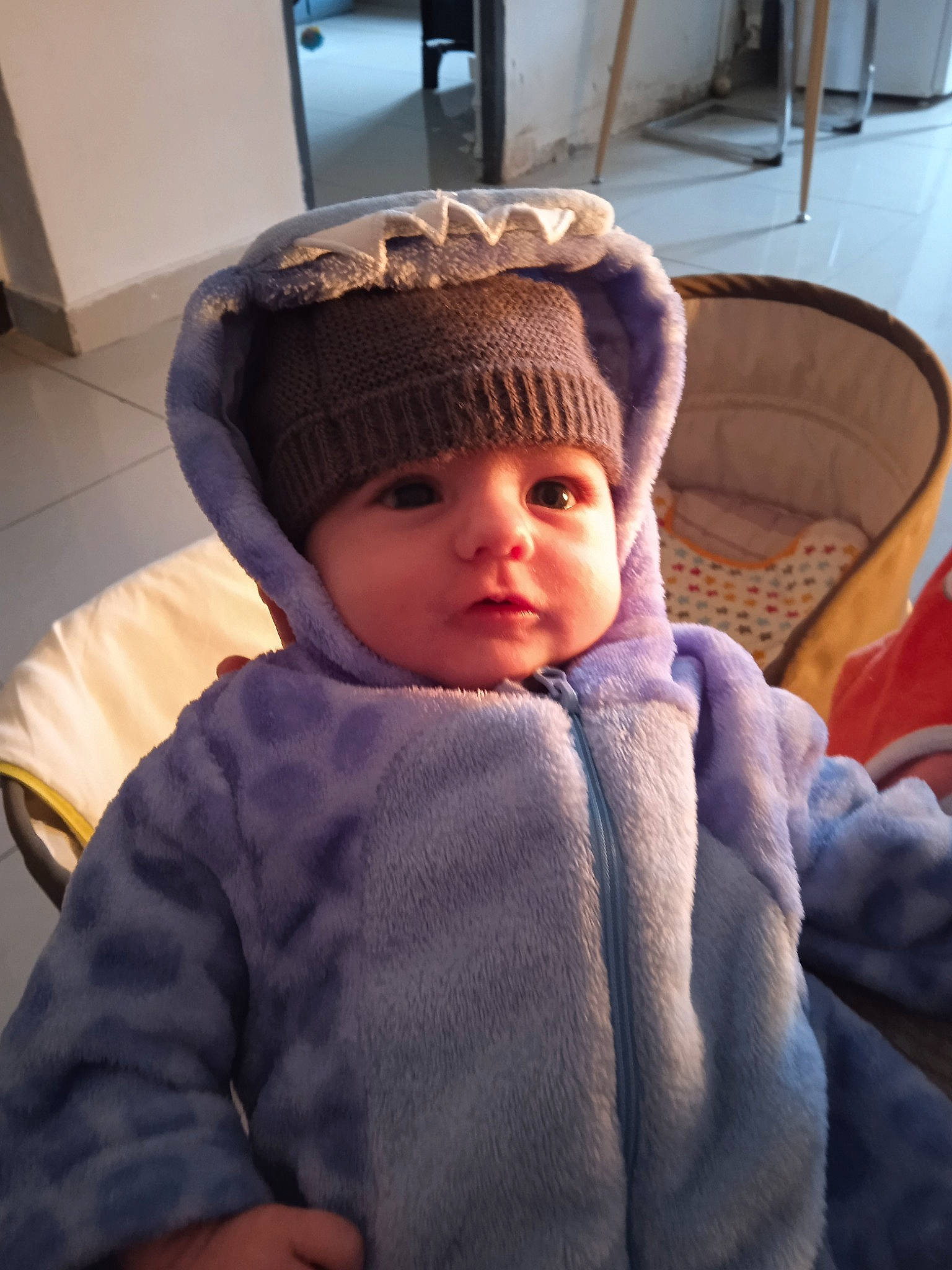Milio a rejoint le concours — aidez-le/la à gagner de superbes lots ! baby, baby_toddler_clothing, beanie, cap, car_seat, cheek, child, comfort, cool, electric_blue, facial_expression, fun, headwear, knit_cap, person, sitting, sleeve, toddler, vehicle_door, winter