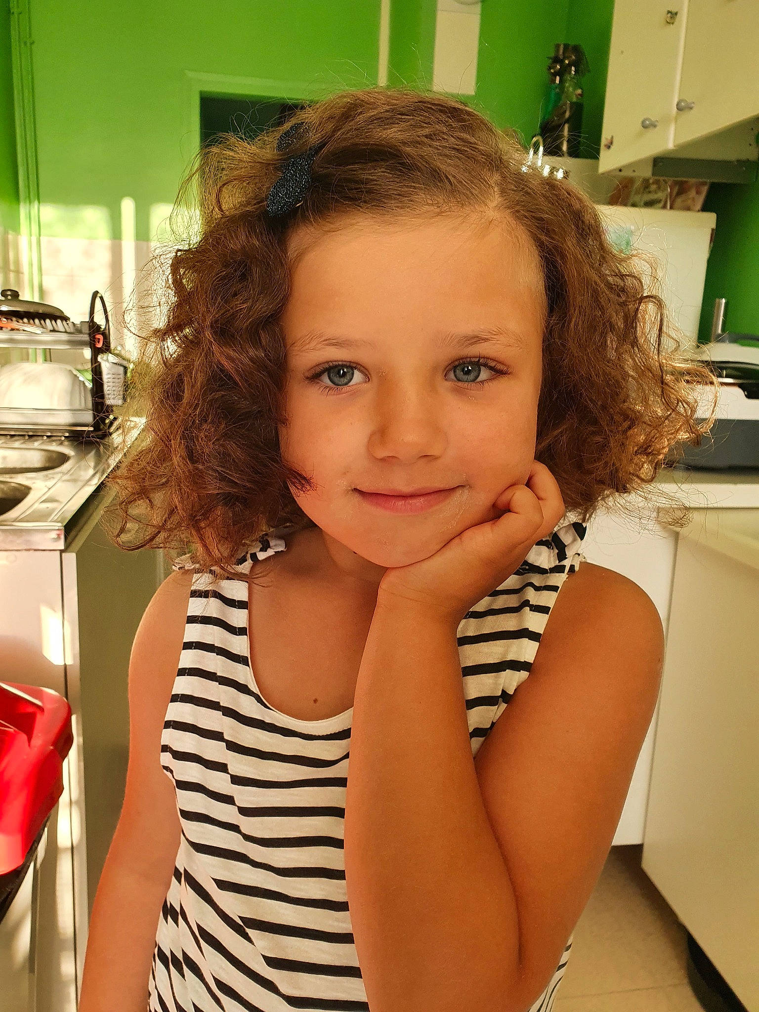 Elena a rejoint le concours — aidez-le/la à gagner de superbes lots ! brown_hair, child, child_model, face, forehead, hair, hairstyle, joy, long_hair, person, shoulder, smile