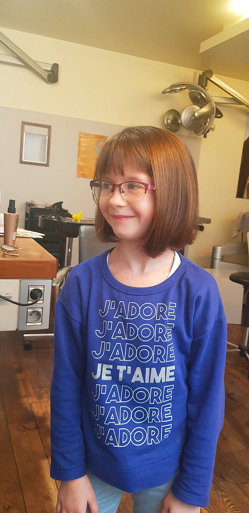 Maëlle a rejoint le concours — aidez-le/la à gagner de superbes lots ! bob_cut, glasses, hair, hair_coloring, hairstyle, joy, neck, outerwear, person, room, shoulder, sleeve, t_shirt, top