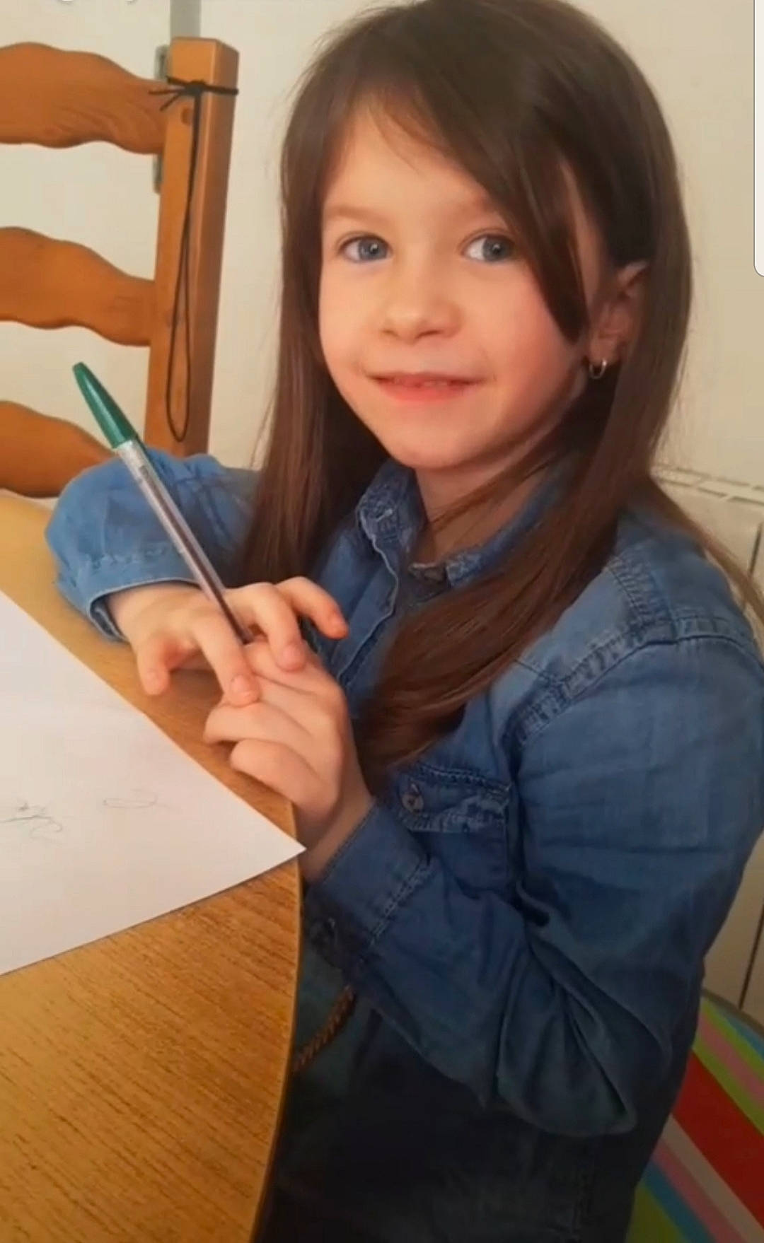 Maëlle a rejoint le concours — aidez-le/la à gagner de superbes lots ! child, drawing, eyebrow, finger, long_hair, person, smile