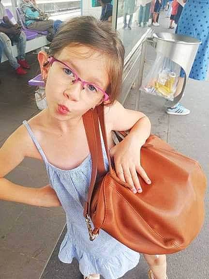 Maëlle a rejoint le concours — aidez-le/la à gagner de superbes lots ! brown_hair, child, ear, fashion_accessory, glasses, hand, long_hair, nose, person, photography, shoulder, skin, snapshot, vacation