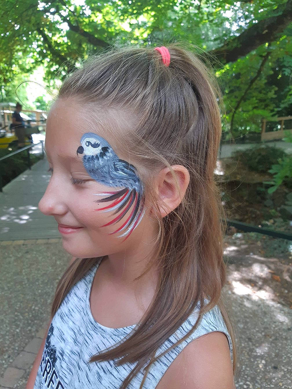 Lydie participe au concours pour gagner de l'argent avec cette photo : ear, face, fashion_accessory, feathered_hair, hair, hair_accessory, hair_tie, hairstyle, head, neck, person