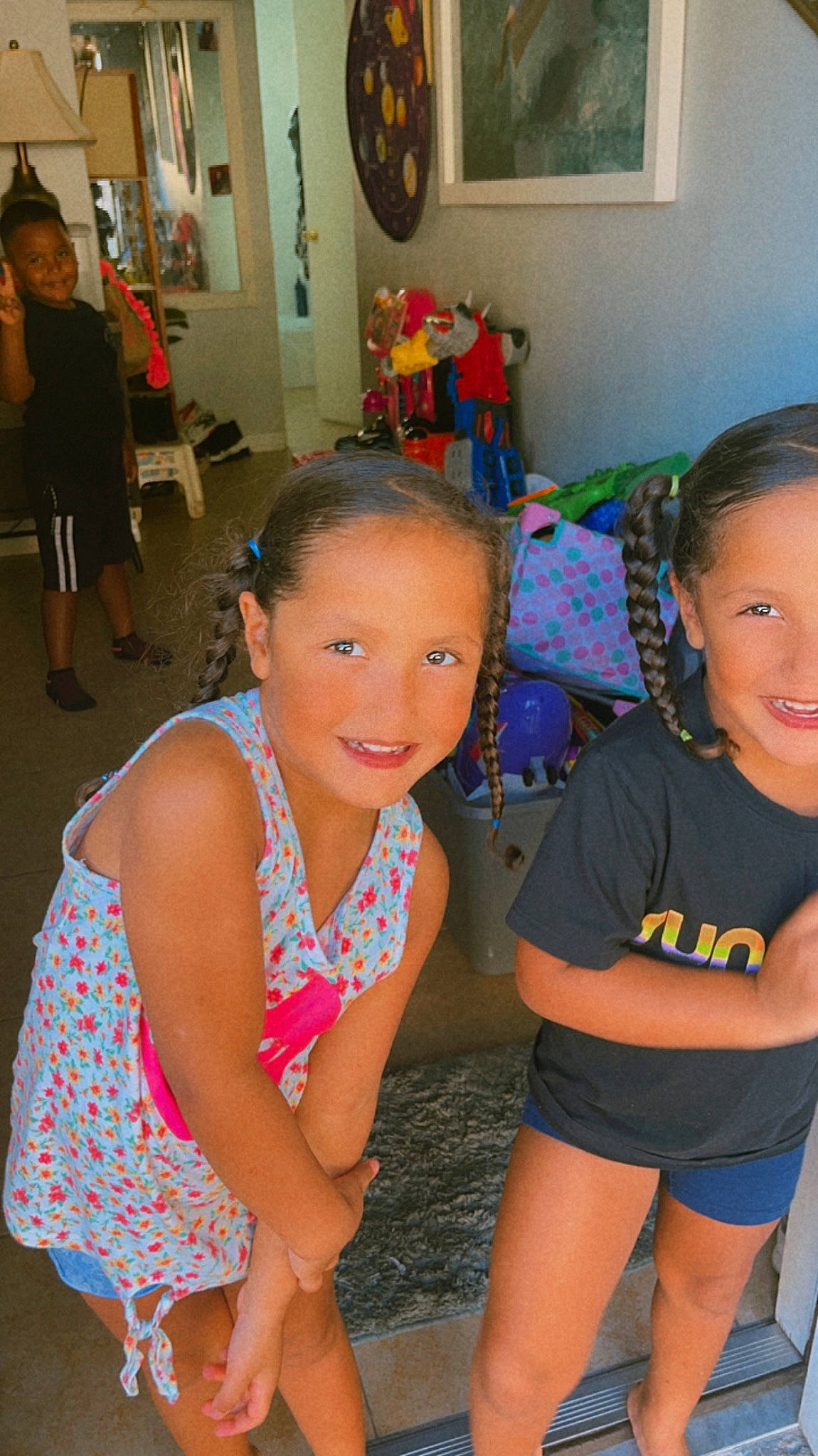 Julianny is registered to the contest to win money with this photo: arm, black, chair, child, community, event, fashion_design, fun, hairstyle, happy, head, human_leg, joint, joy, leisure, person, picture_frame, room, skin, smile