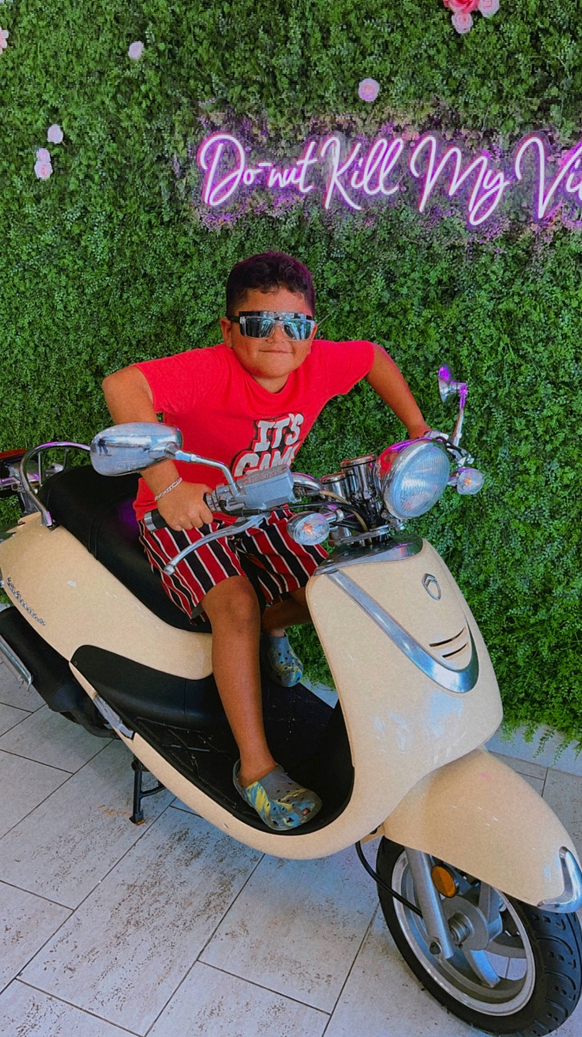 Xavi is registered to the contest to win money with this photo: automotive_design, automotive_lighting, automotive_tire, automotive_wheel_system, fender, fun, goggles, happy, joy, leisure, motor_vehicle, outdoor_recreation, person, plant, recreation, rim, rolling, smile, sunglasses, tire