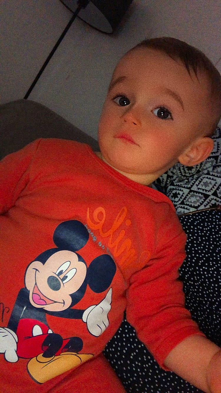 Ezra participe au concours pour gagner de l'argent avec cette photo : arm, baby, baby_toddler_clothing, cheek, comfort, cool, elbow, happy, head, linens, mammal, mouth, neck, nose, orange, person, red, sleeve, t_shirt, textile