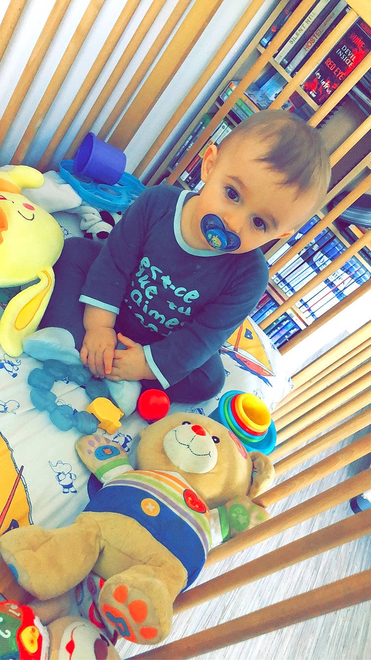 Ezra a rejoint le concours — aidez-le/la à gagner de superbes lots ! baby, baby_products, baby_toddler_clothing, baby_toys, child, electric_blue, eye, fictional_character, flooring, fun, happy, leisure, person, play, plush, recreation, skin, stuffed_toy, toddler, toy